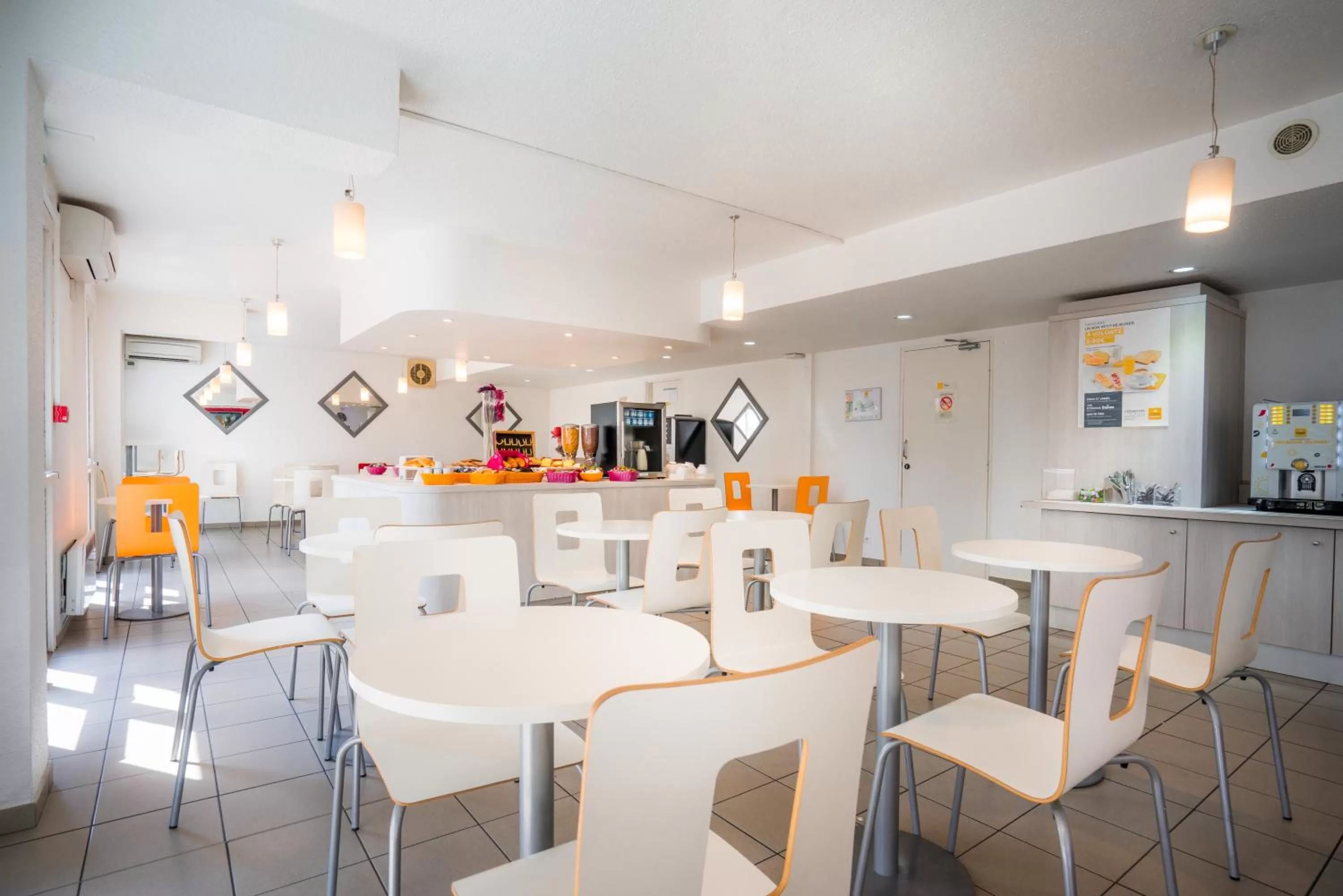 Restaurant/places to eat in Première Classe Rosny Sous Bois