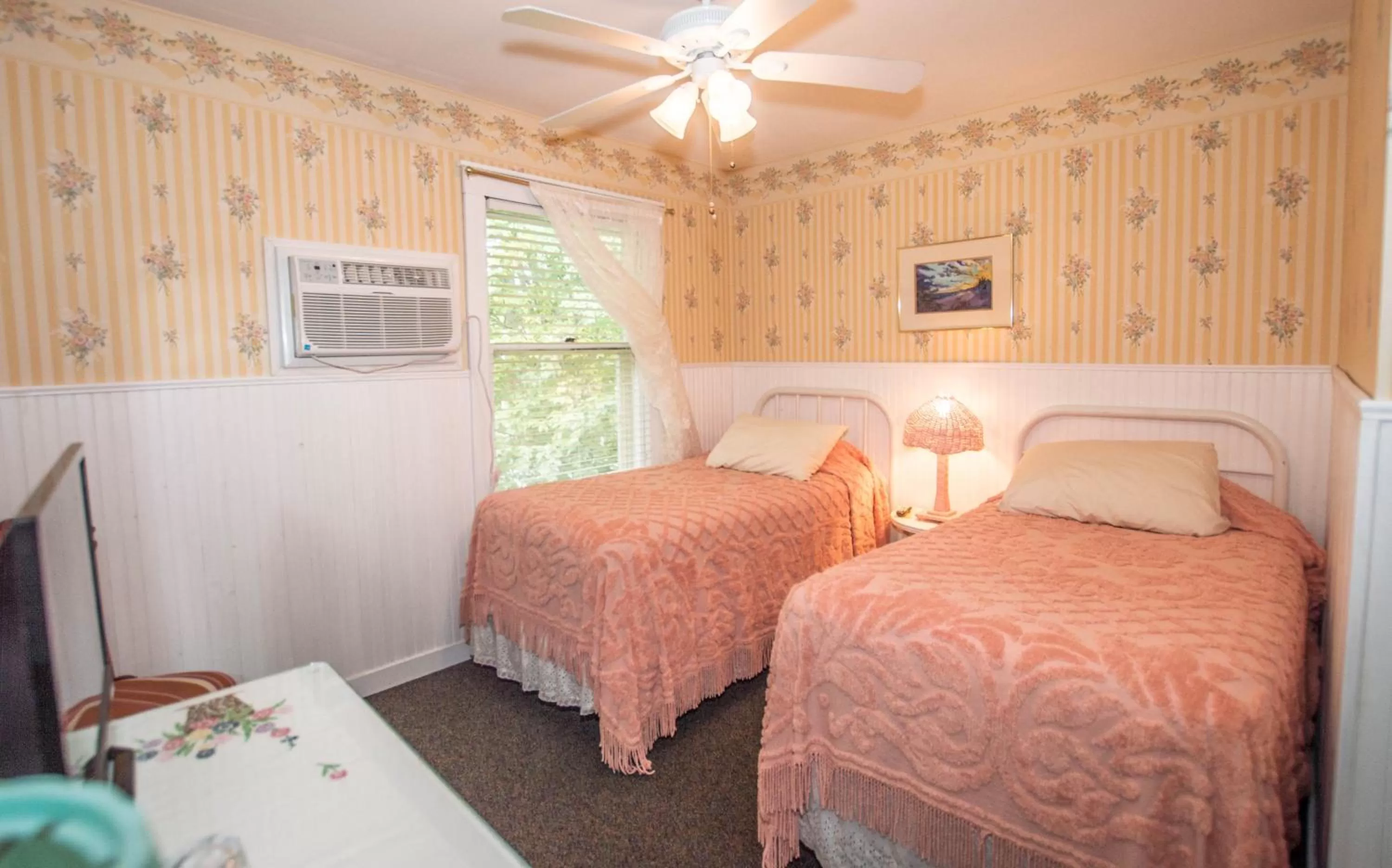 Bed in Terrace Inn and 1911 Restaurant