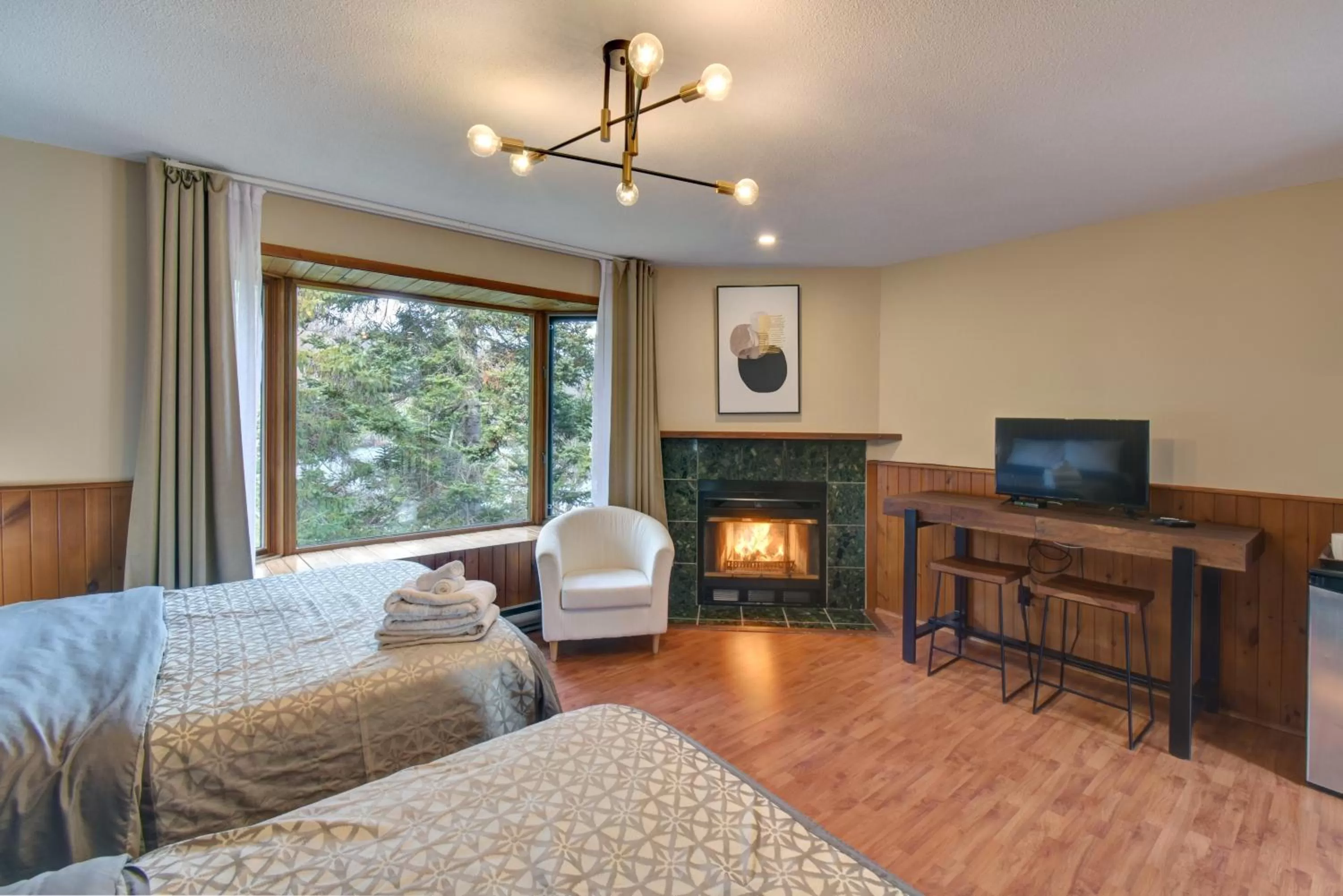 Bed in Hotel Le Petit Lac Sainte-Adèle