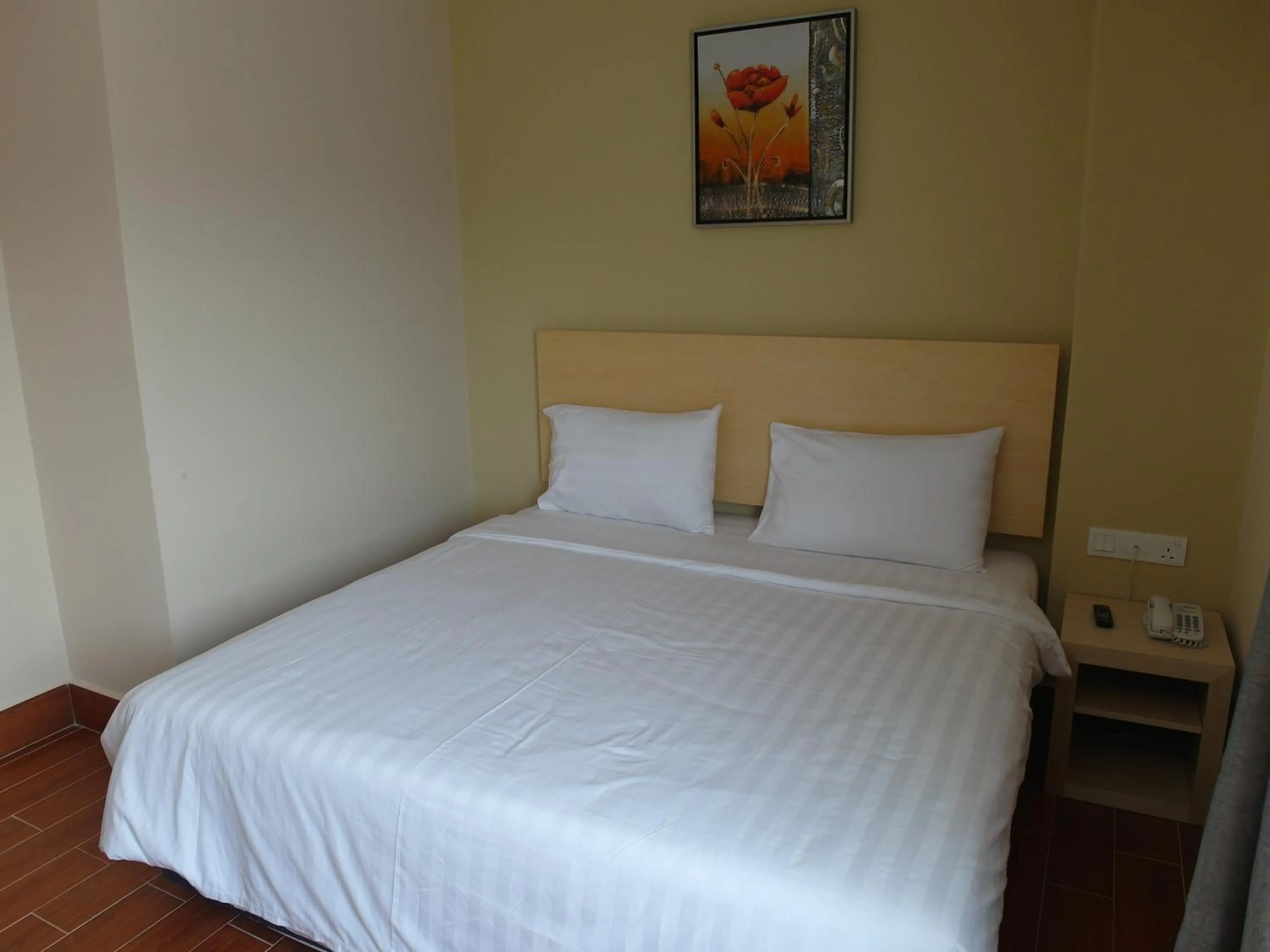 Photo of the whole room, Bed in Metro Hotel @ KL Sentral