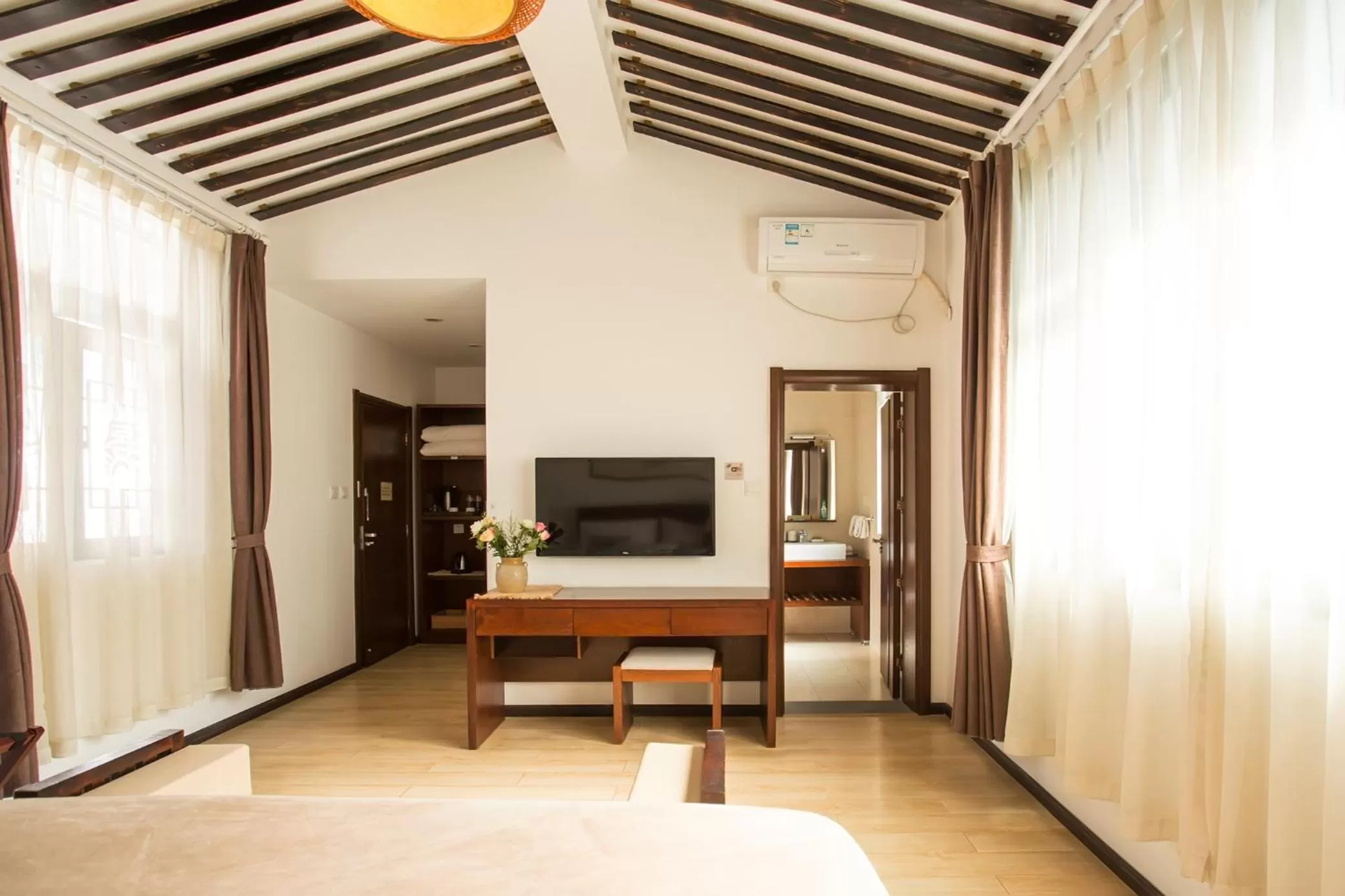 TV and multimedia in Dali Yanyuan Mountain Retreat