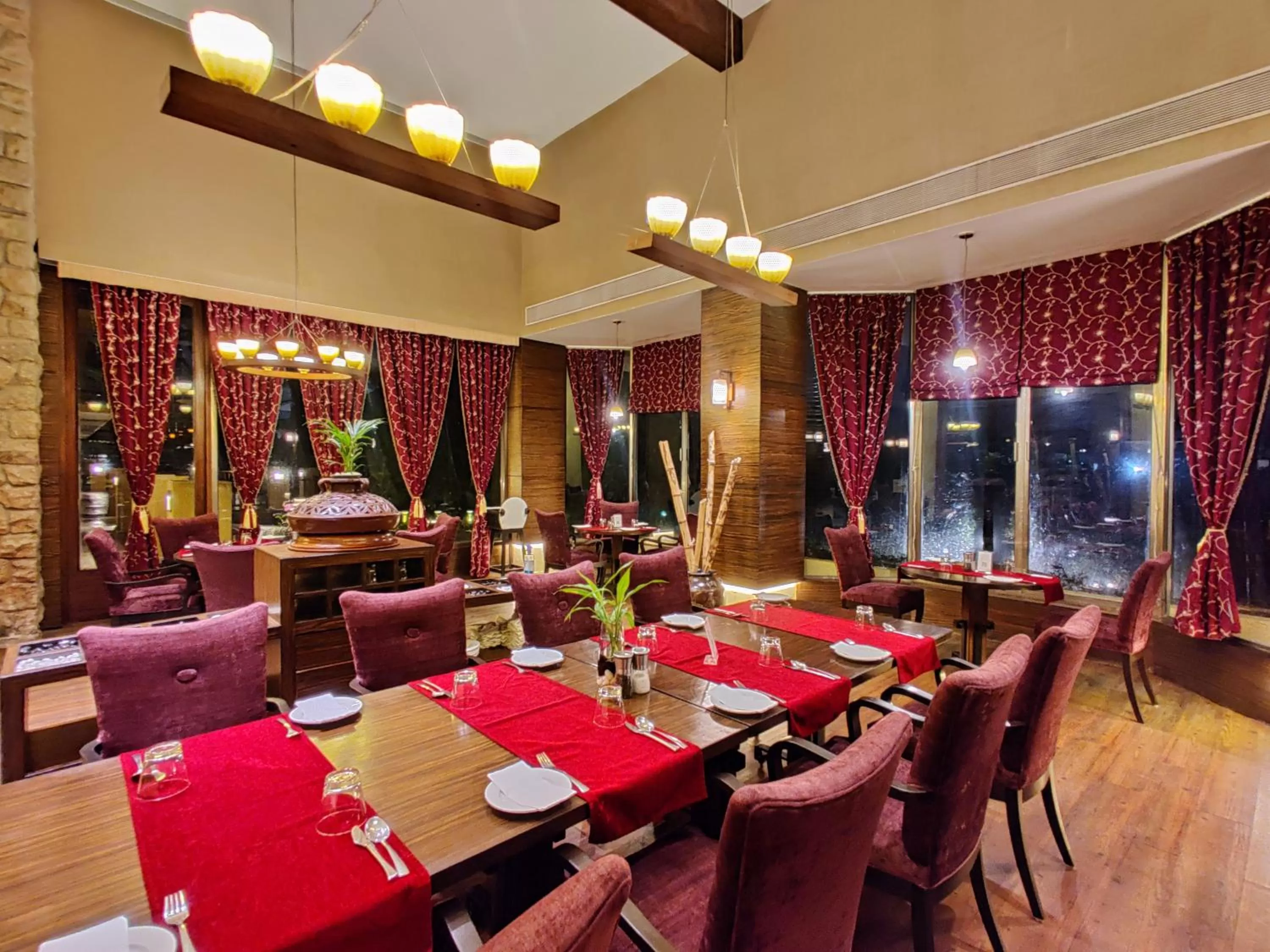 Restaurant/places to eat in Fariyas Resort Lonavala