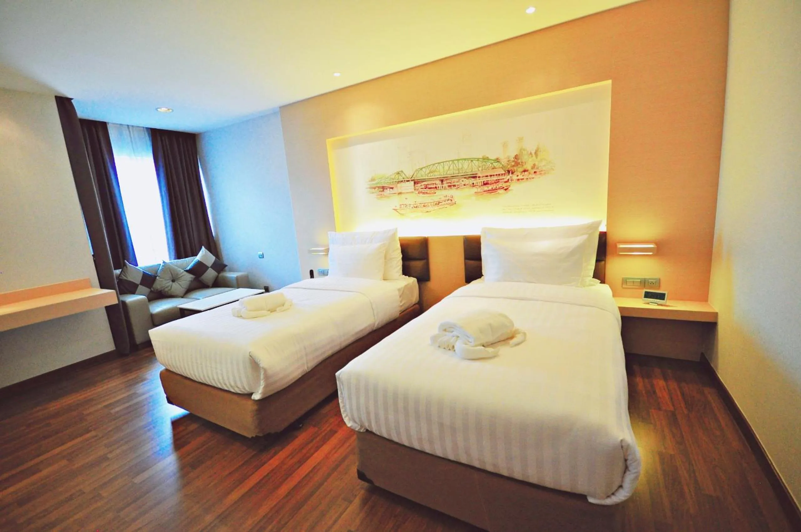 Shower, Bed in Parinda Hotel