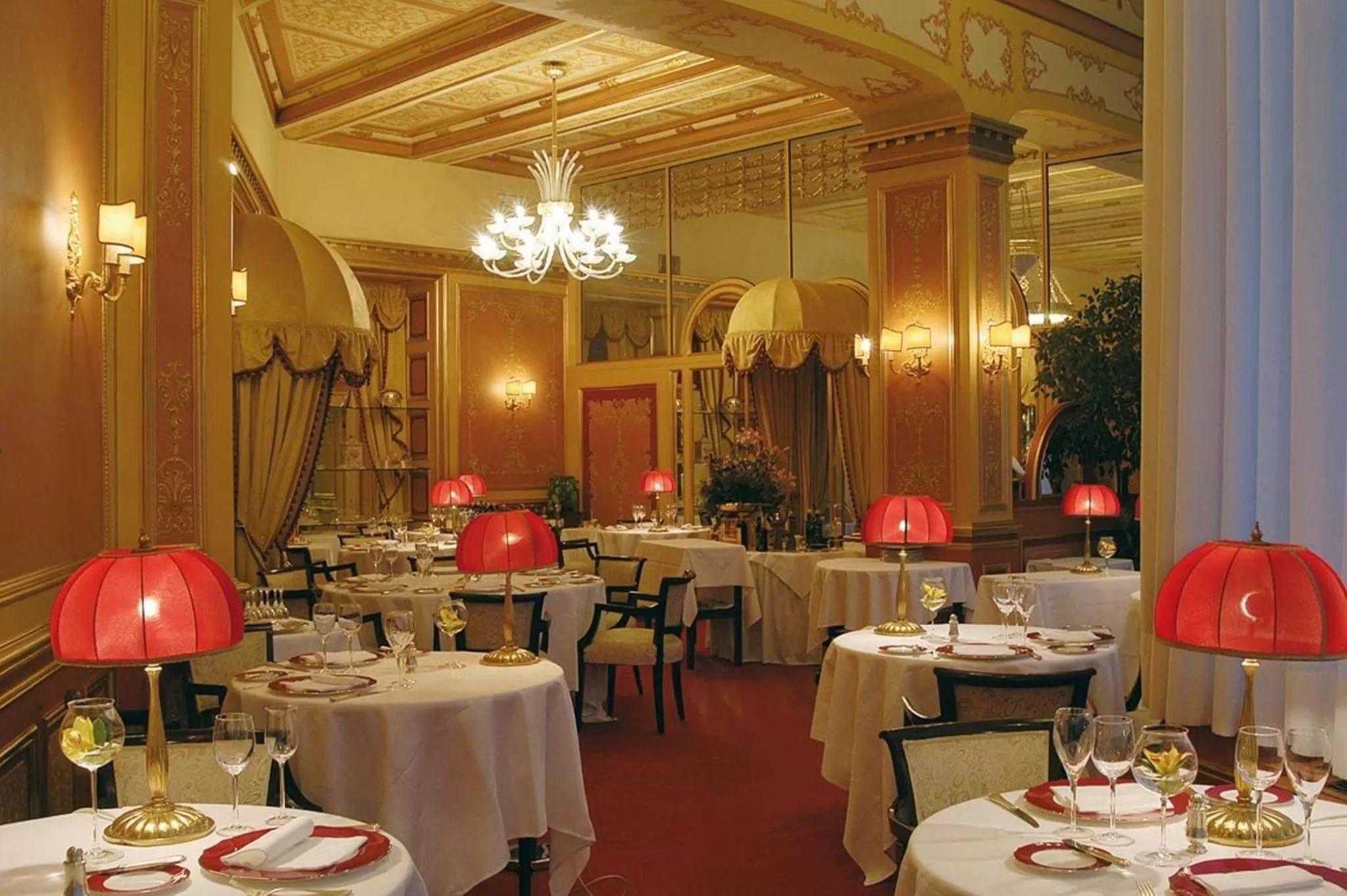 Restaurant/places to eat in Hotel Regina Palace