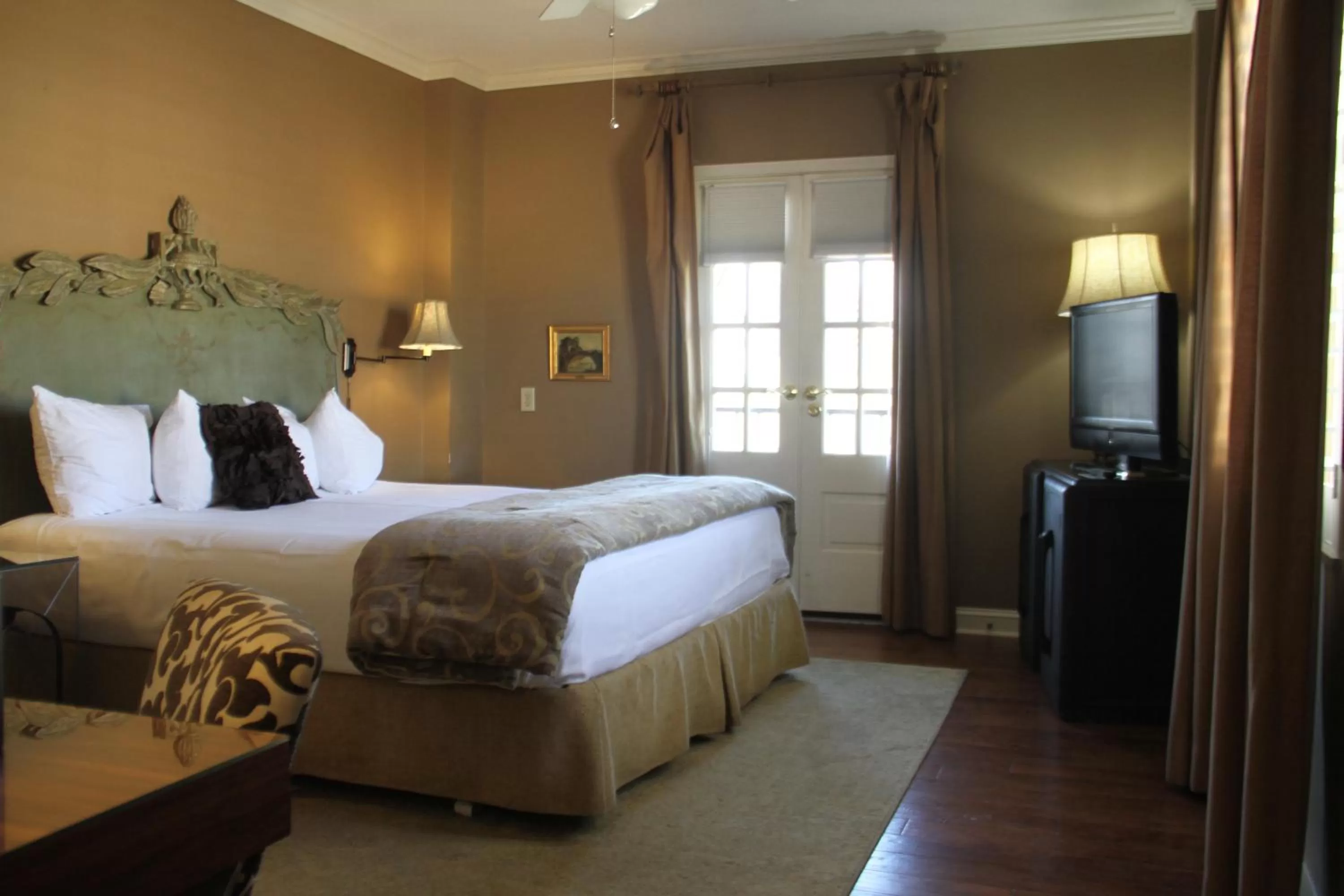 Bed in Old Capitol Inn