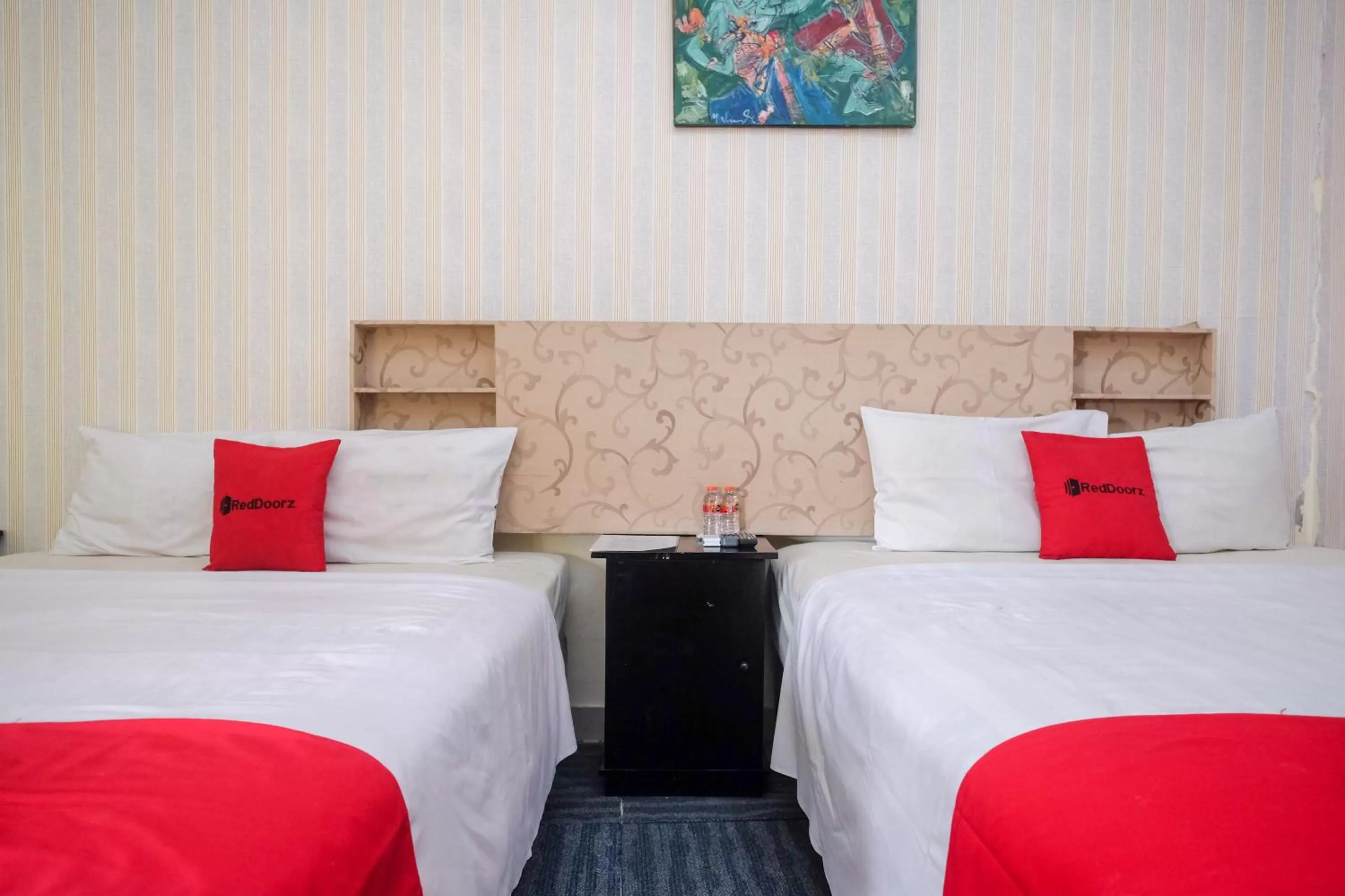 Bedroom, Bed in RedDoorz at Mamagayo Inn Yogyakarta