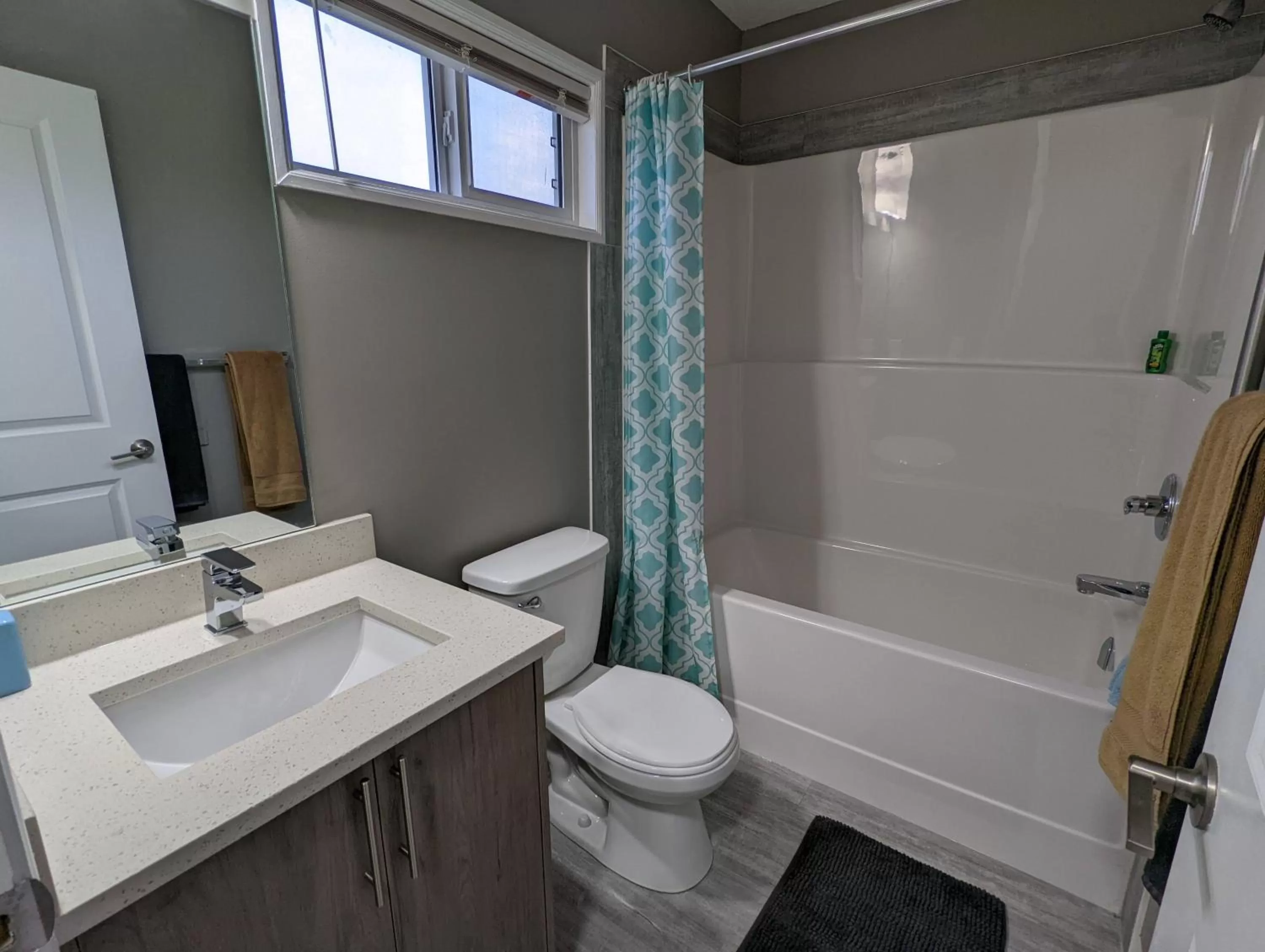 Bathroom in Riverside Motel & Suites