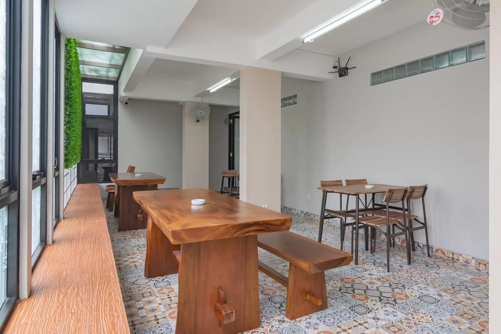 Dining area in RedDoorz Plus @ Cirebon City Center