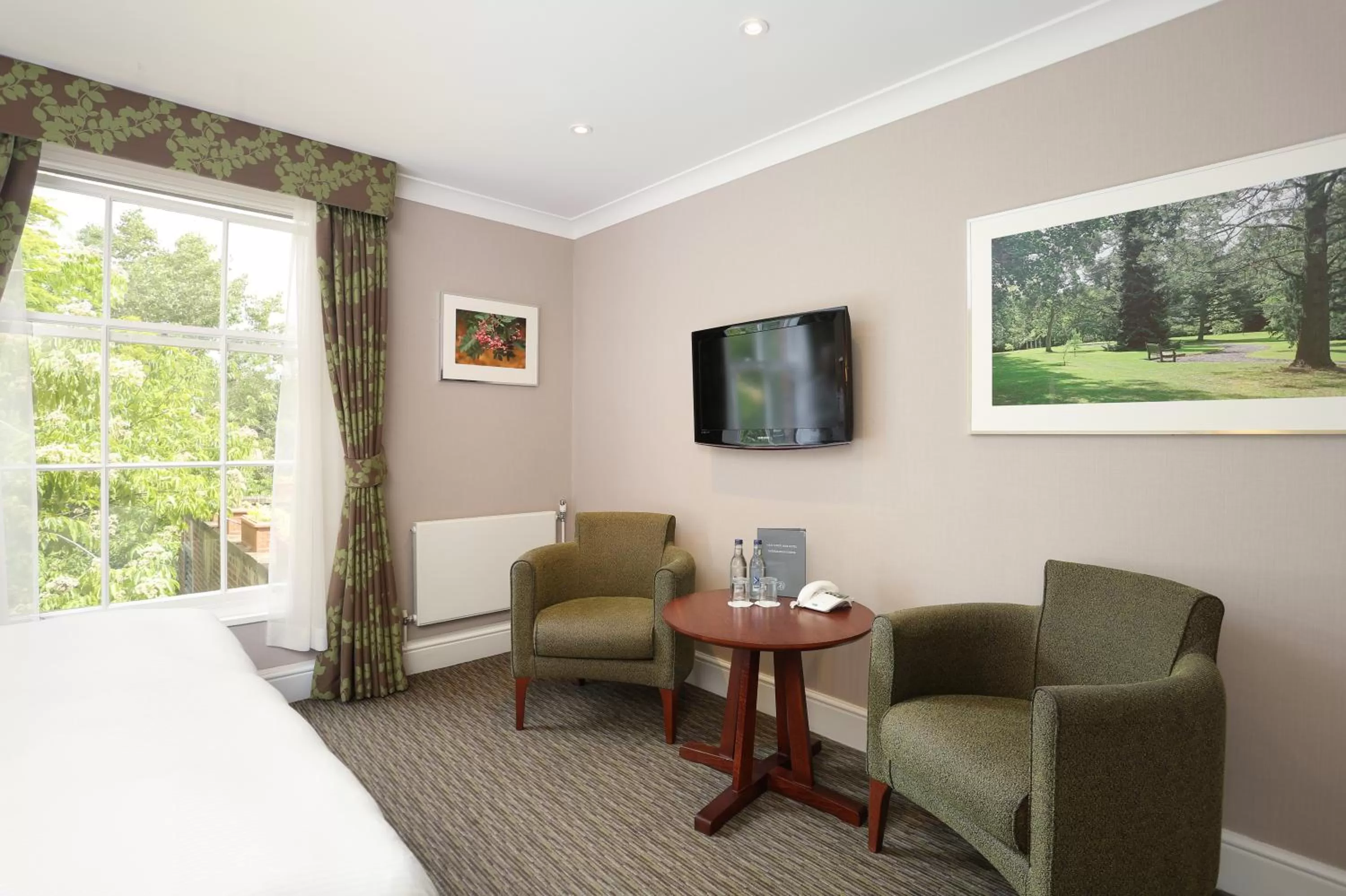 Garden view, Bed in West Lodge Park