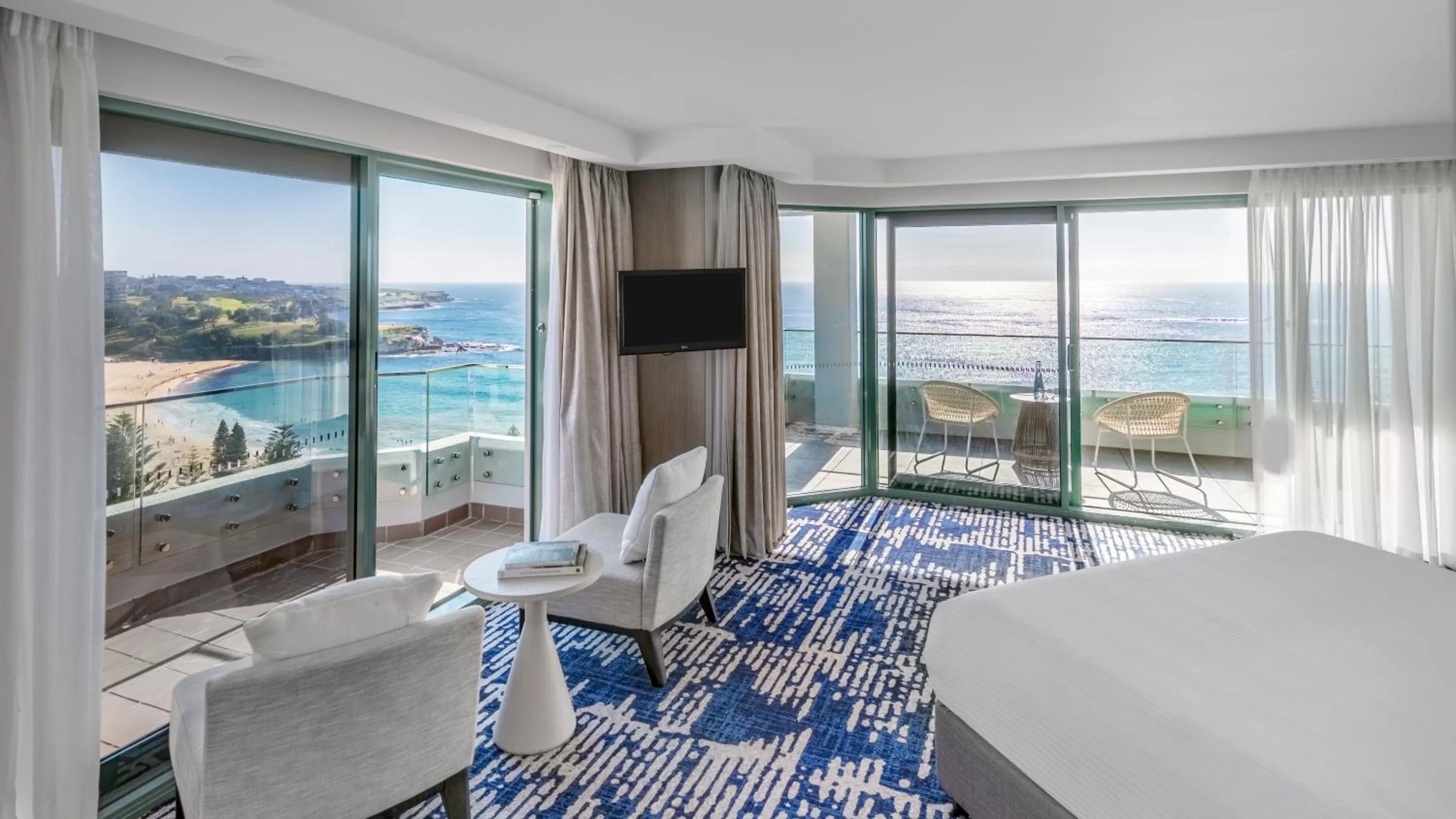 Balcony/Terrace, Bed in Crowne Plaza Sydney Coogee Beach by IHG