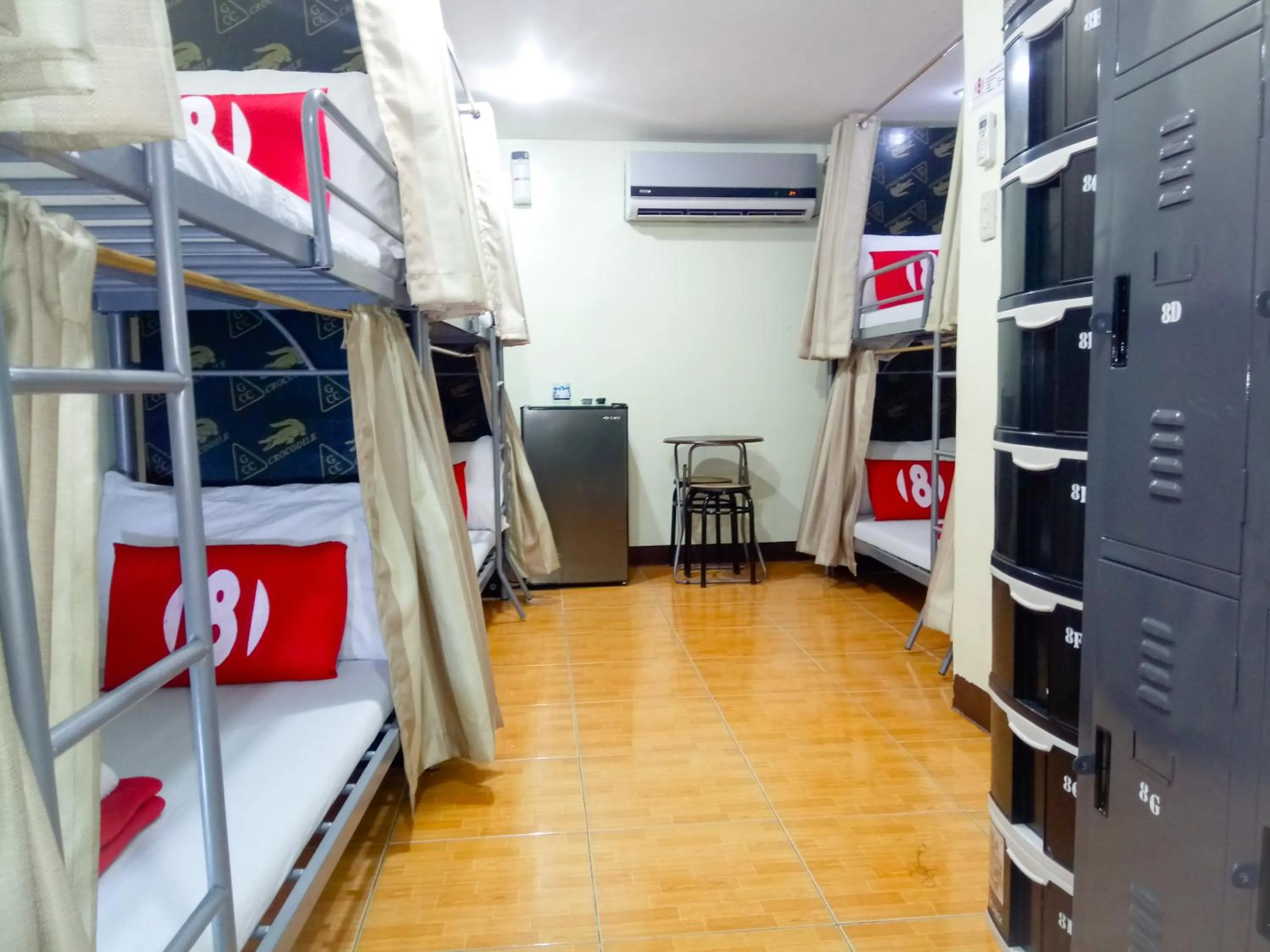 bunk bed, Bed in 8Hostel