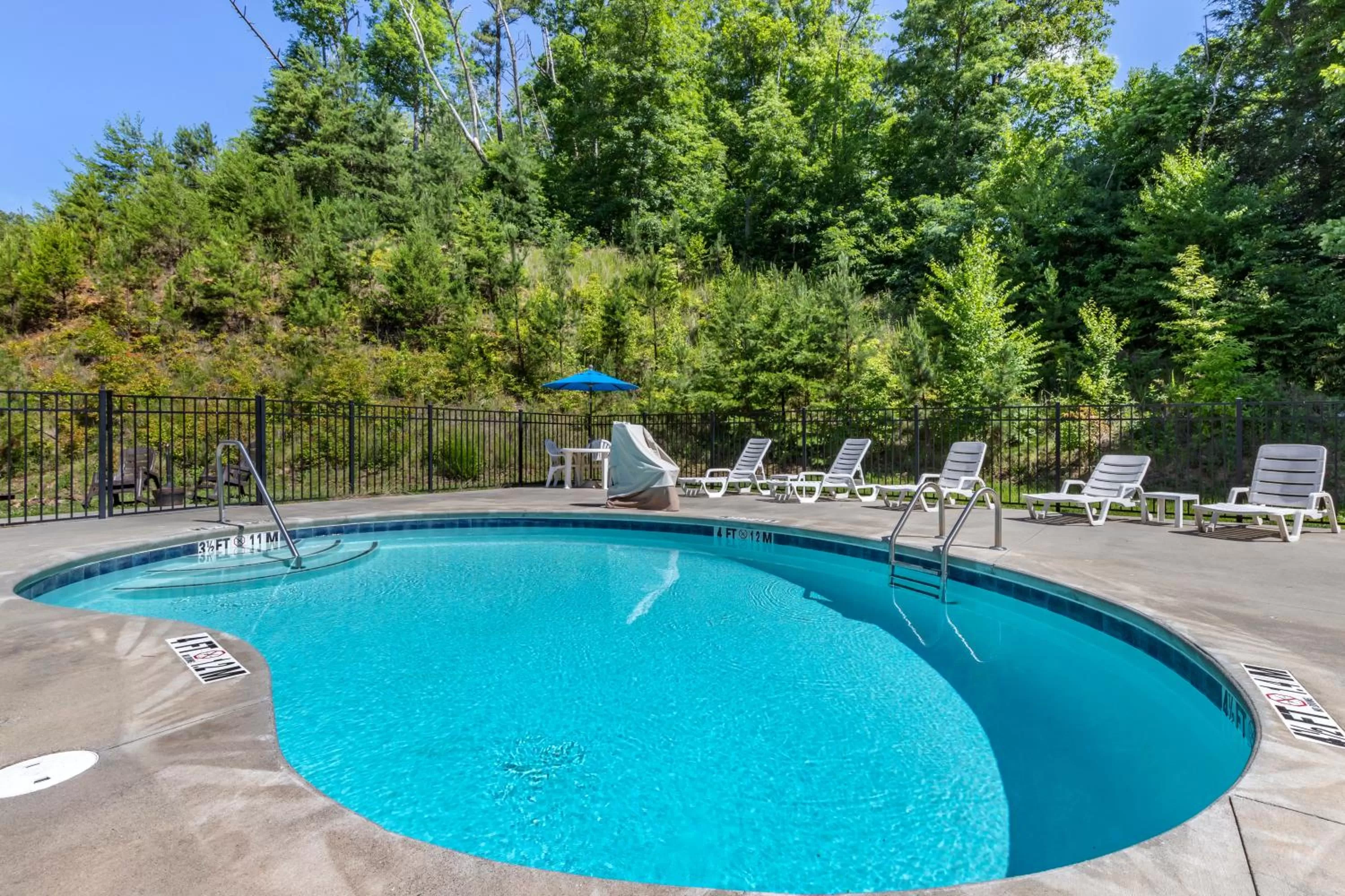 Swimming pool in Microtel Inn & Suites Dillsboro/Sylva