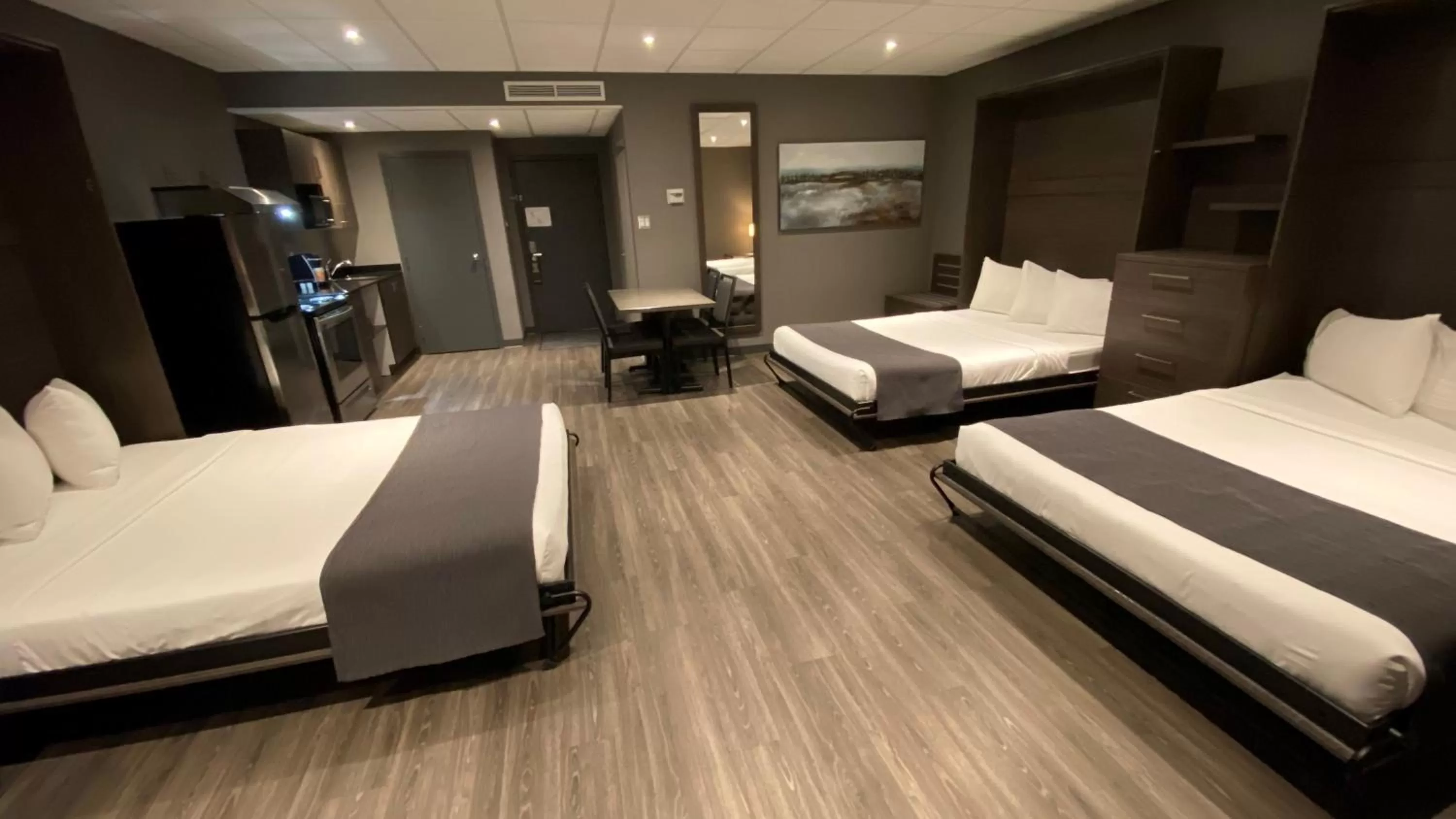 Photo of the whole room, Bed in Hotel & Suites Le Dauphin Drummondville