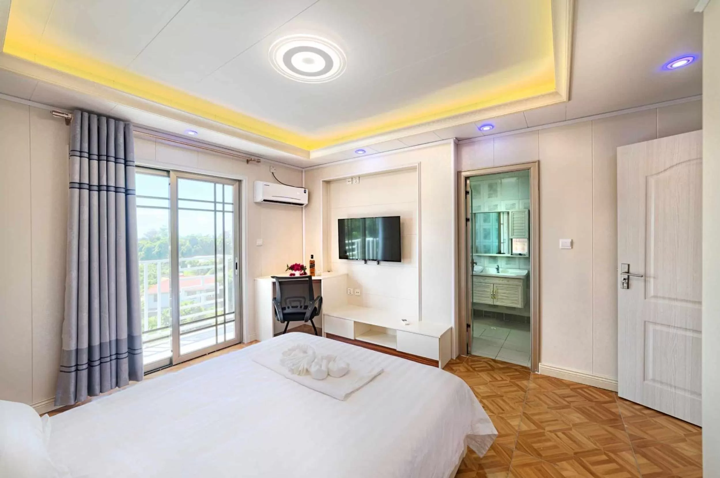 Photo of the whole room, Bed in Riverside Hotel