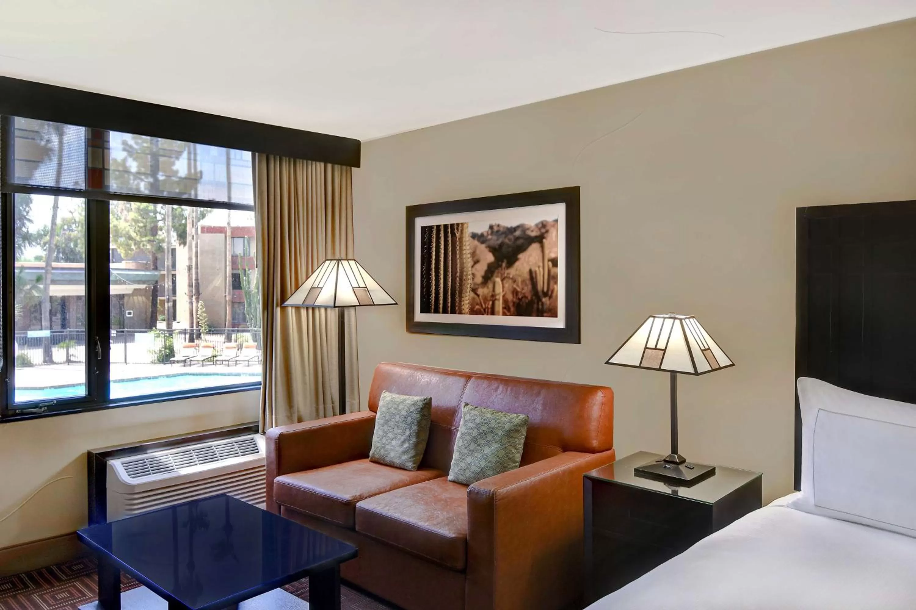 Living room, Bed in DoubleTree by Hilton Phoenix- Tempe