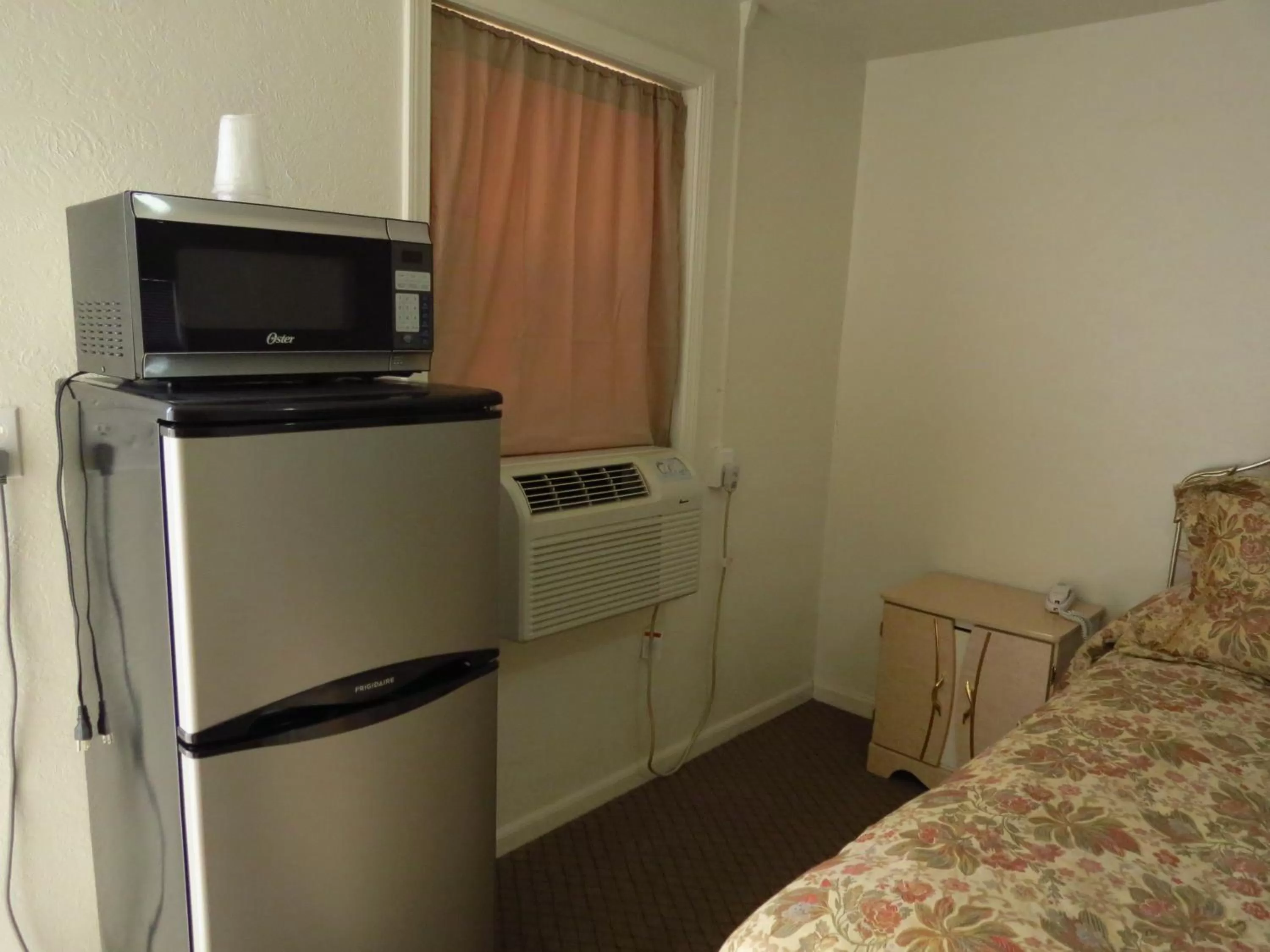 Kitchen or kitchenette, Bed in Best Inn Motel Salina