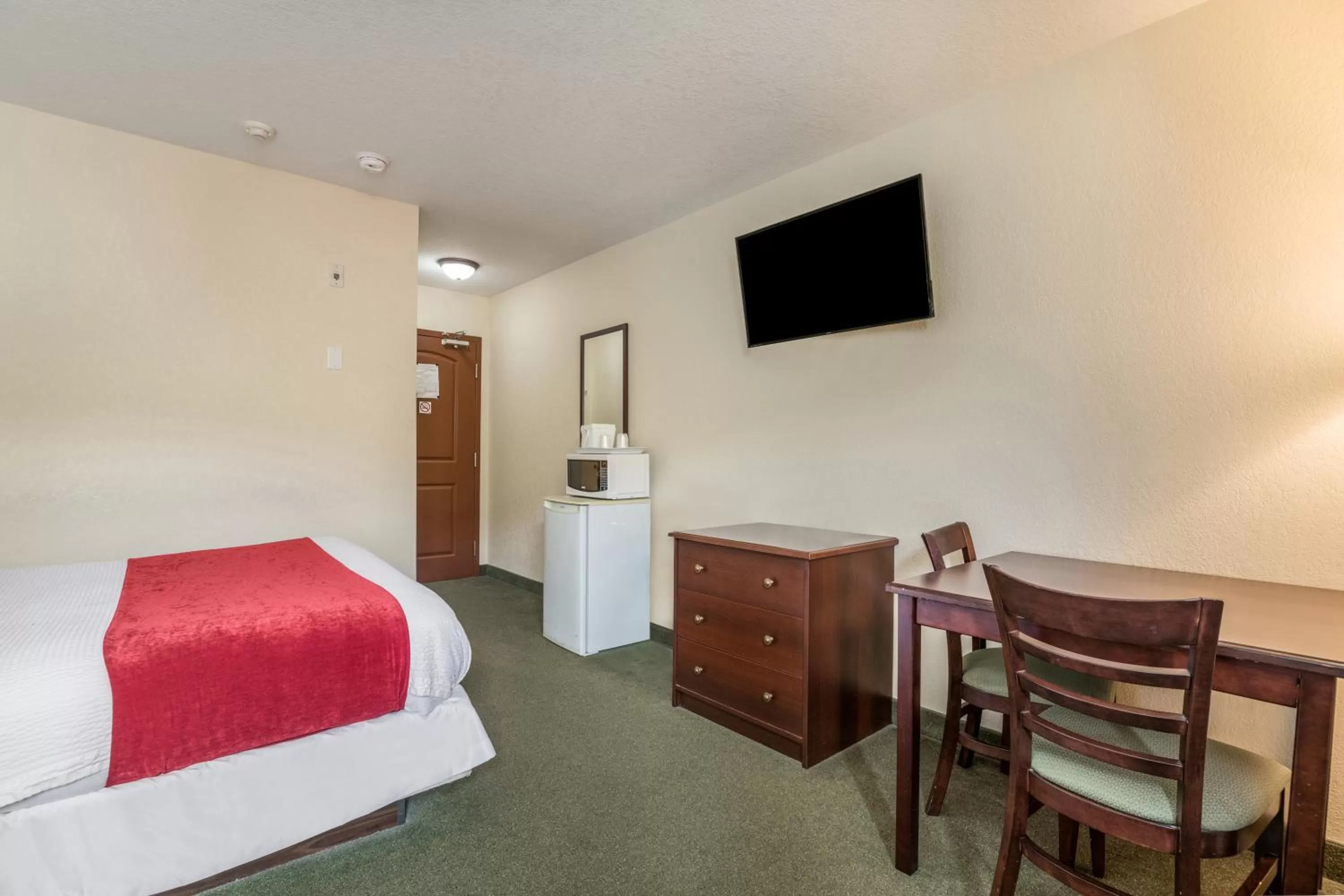 TV and multimedia, Bed in Knights Inn Orillia