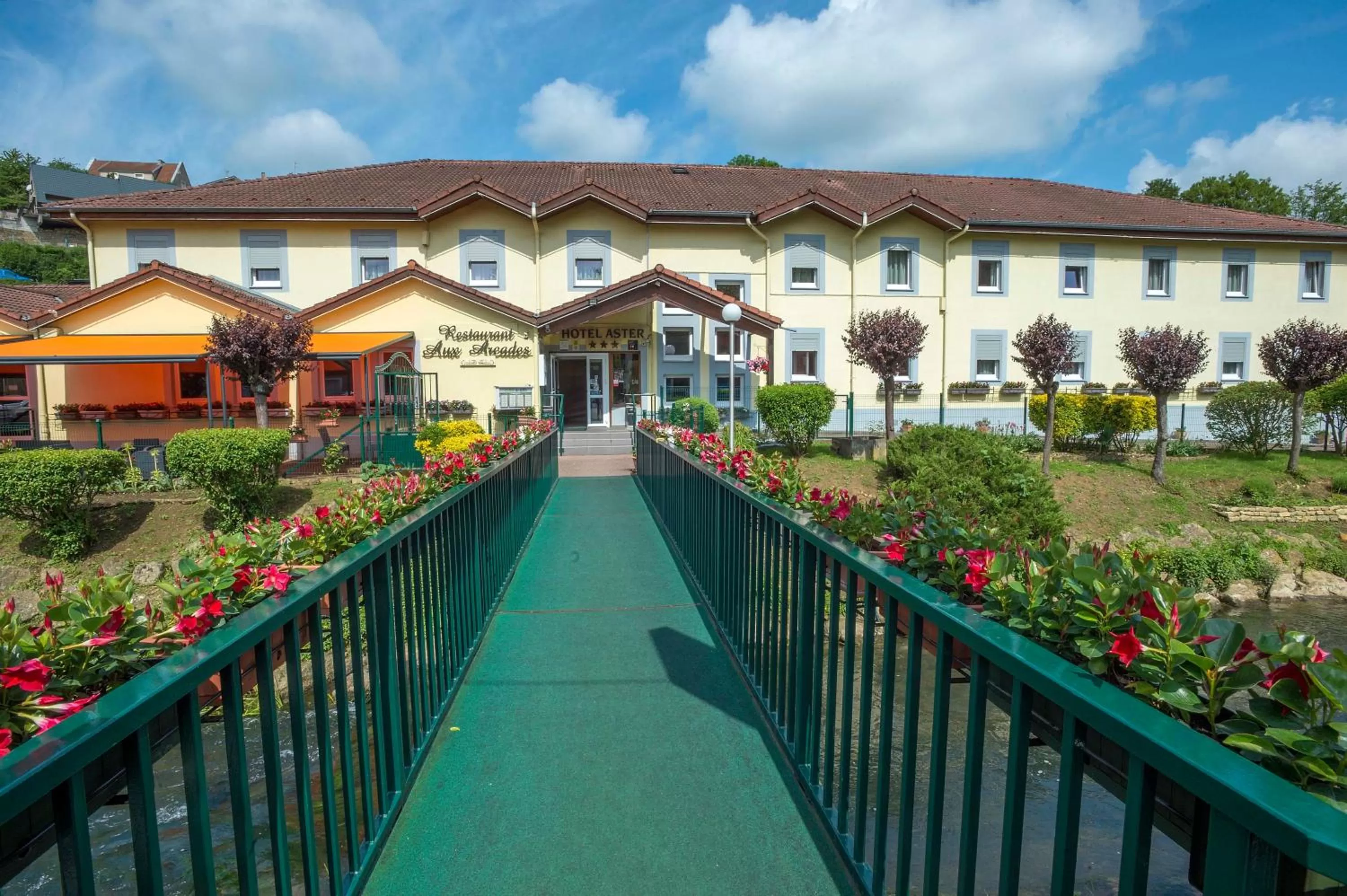 Property building in Hôtel Aster Restaurant Aux Arcades