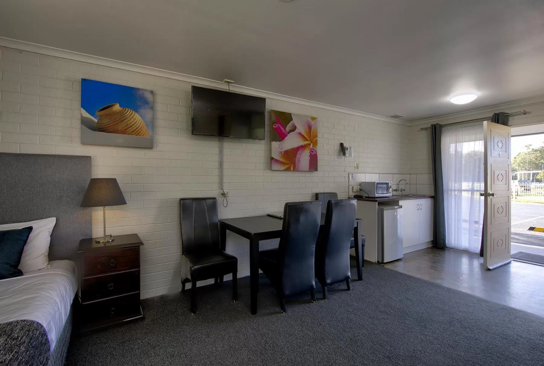Kitchen or kitchenette in Frankston Motel