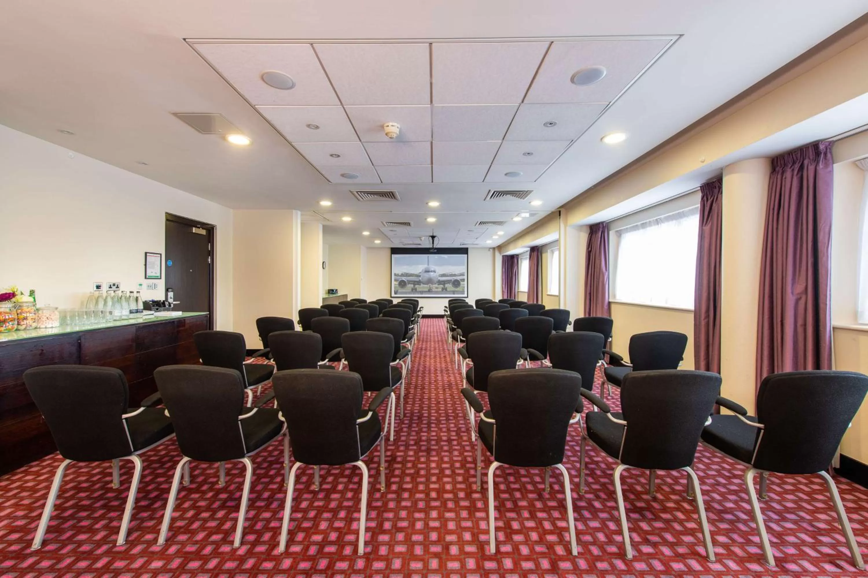 Meeting/conference room in DoubleTree by Hilton London Heathrow Airport