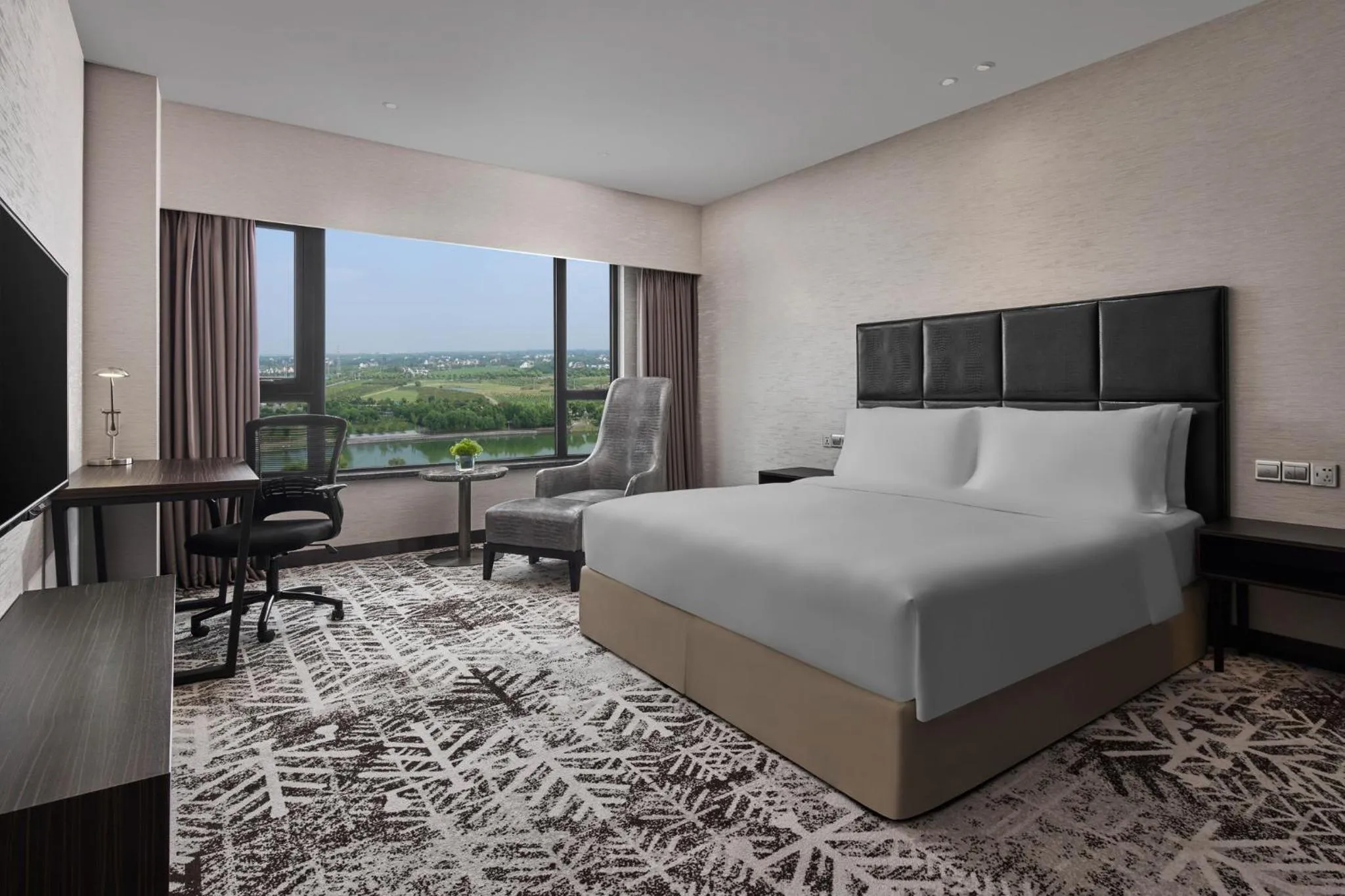 Photo of the whole room, Bed in Crowne Plaza Shanghai Jinshan by IHG