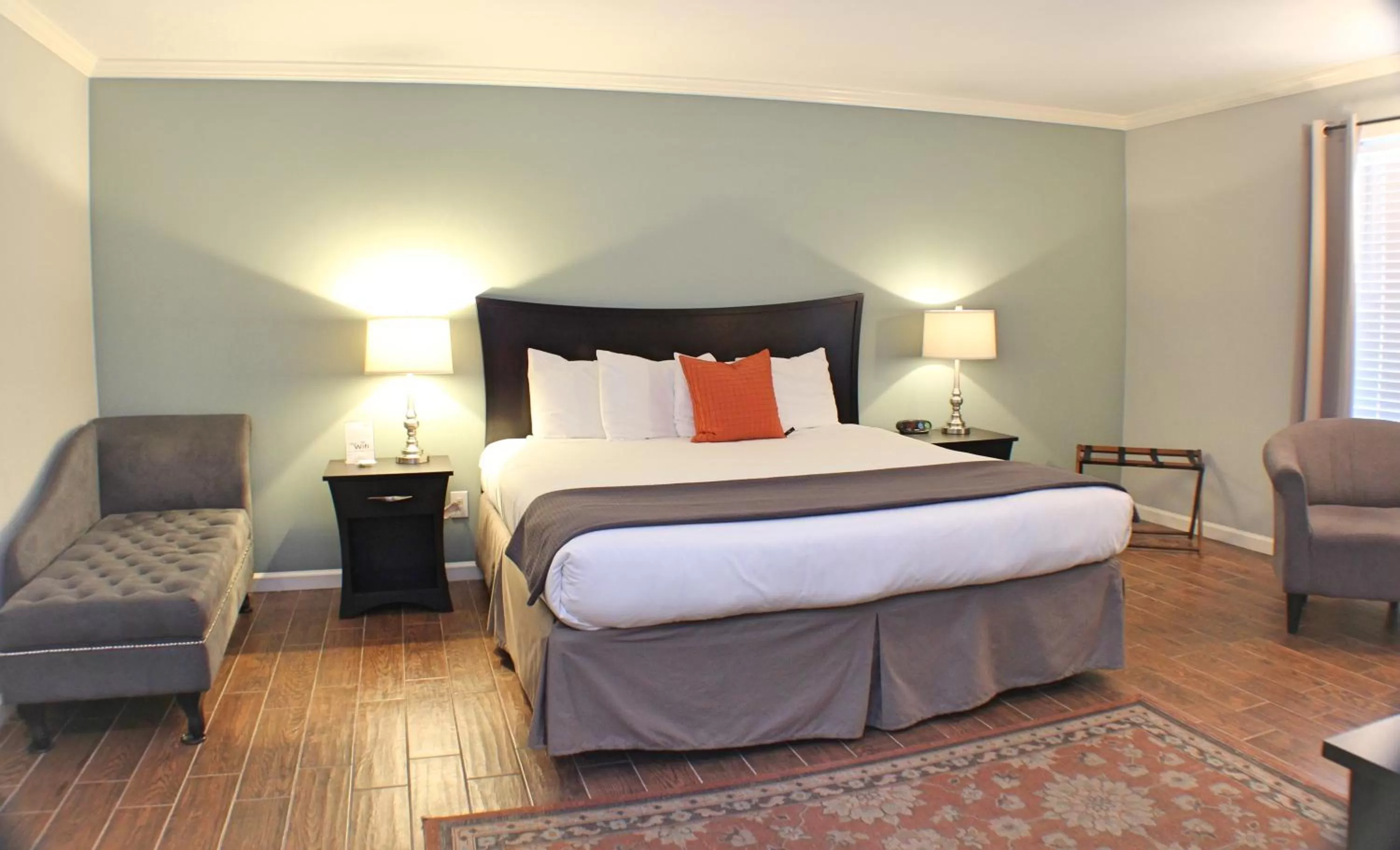 Bedroom, Bed in The Dahlonega Square Hotel