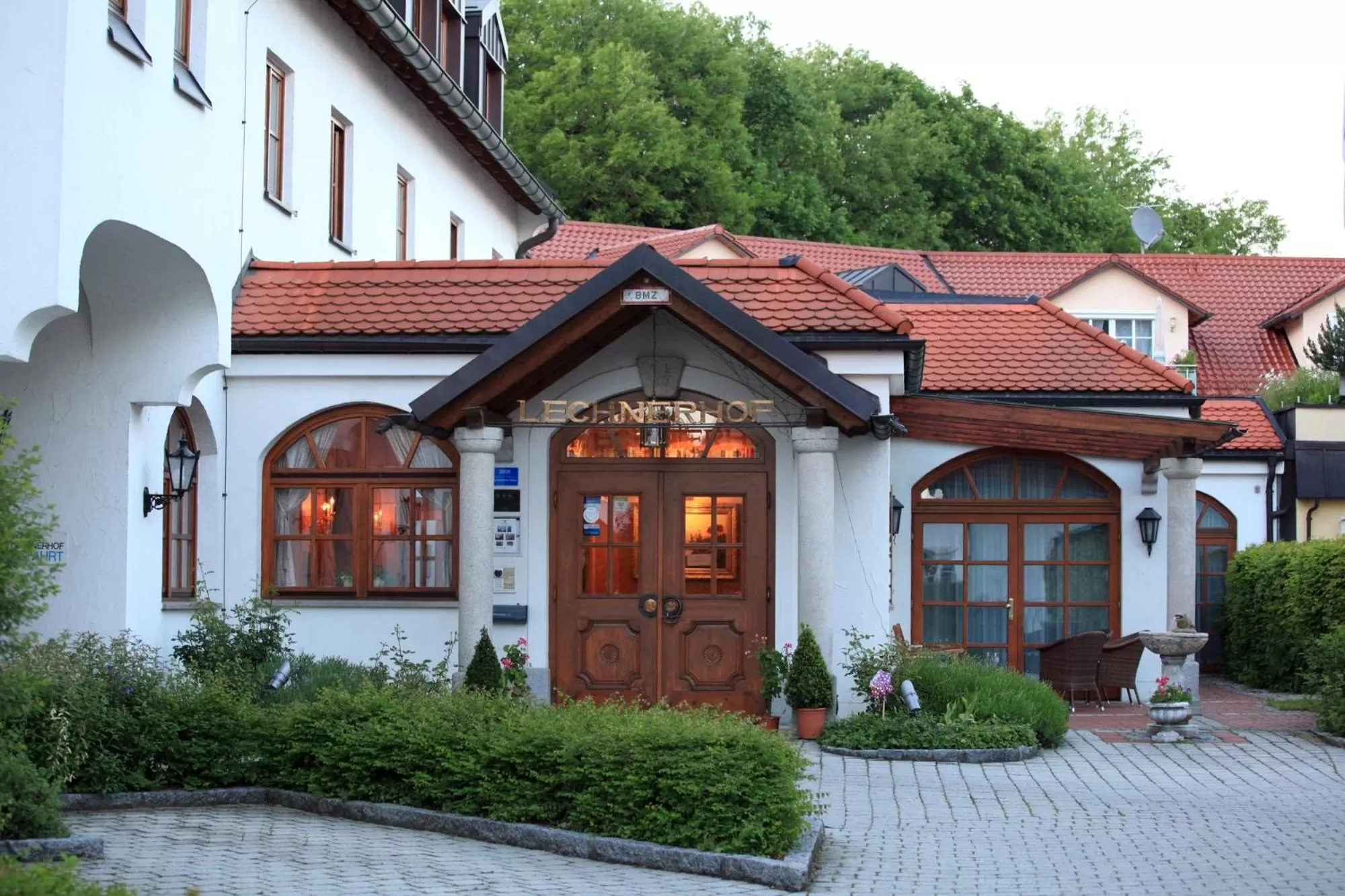 Property building in Hotel Lechnerhof Unterföhring