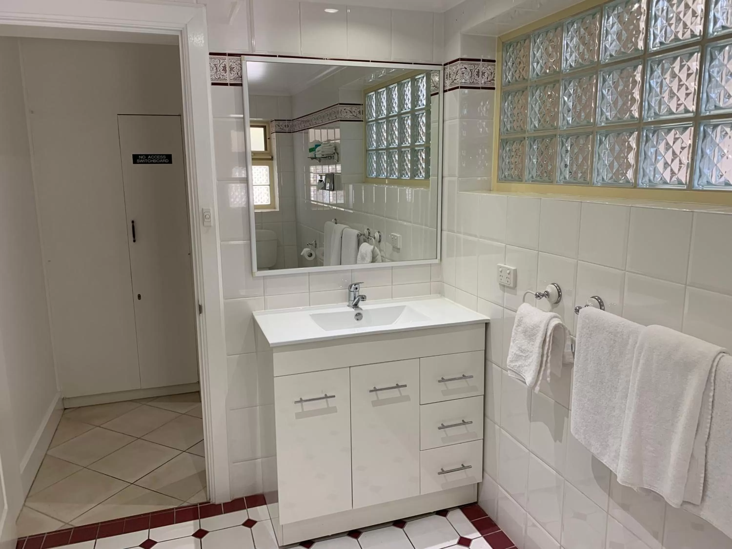 Bathroom in Ensenada Motor Inn and Suites