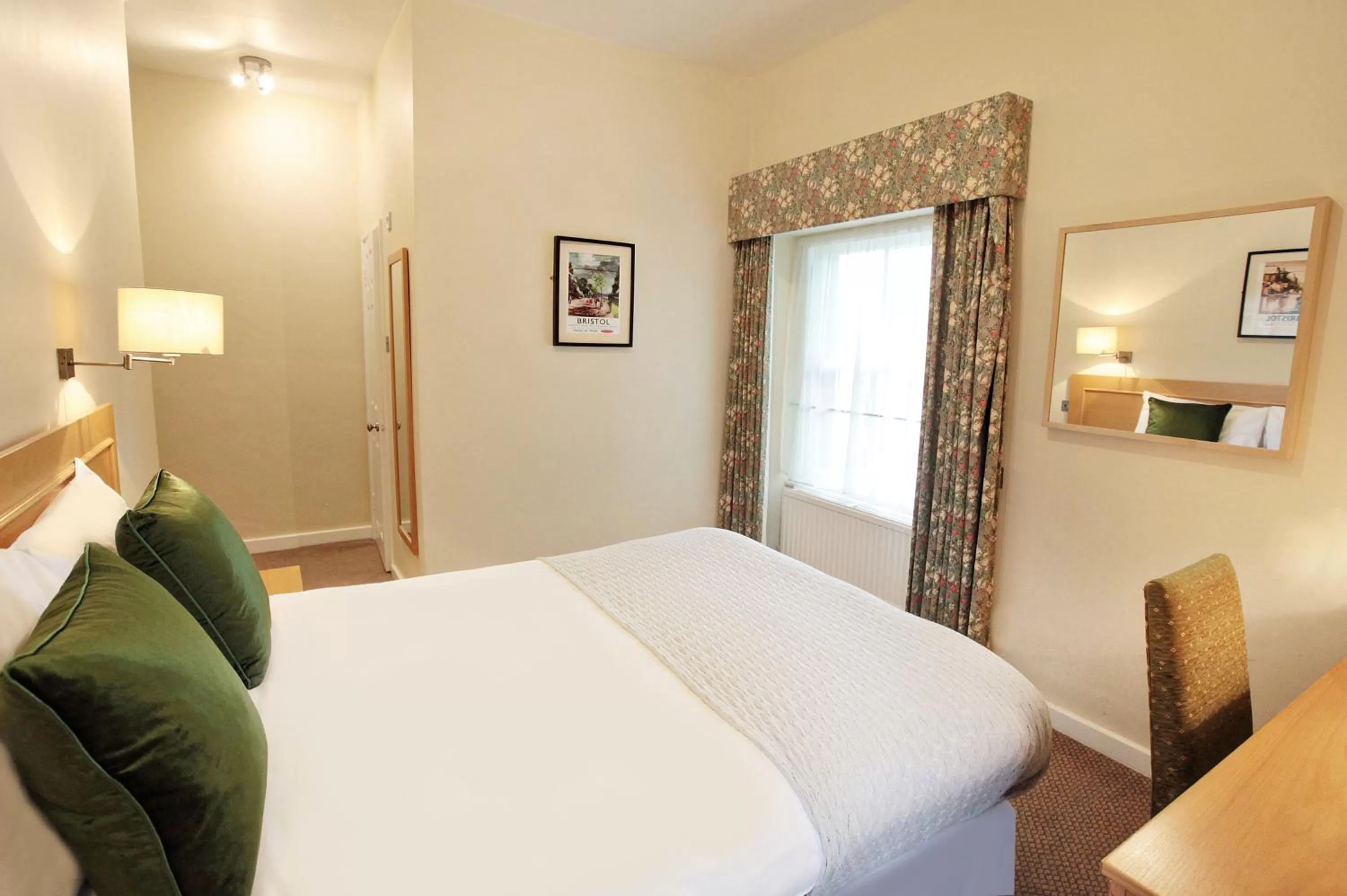 Bedroom, Bed in Victoria Square Hotel Clifton Village