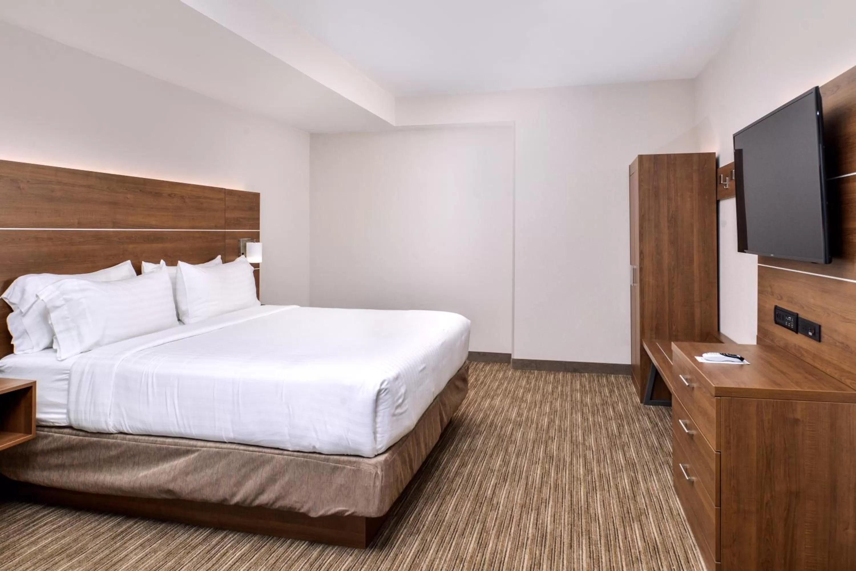 Photo of the whole room, Bed in Holiday Inn Express & Suites - Siloam Springs by IHG