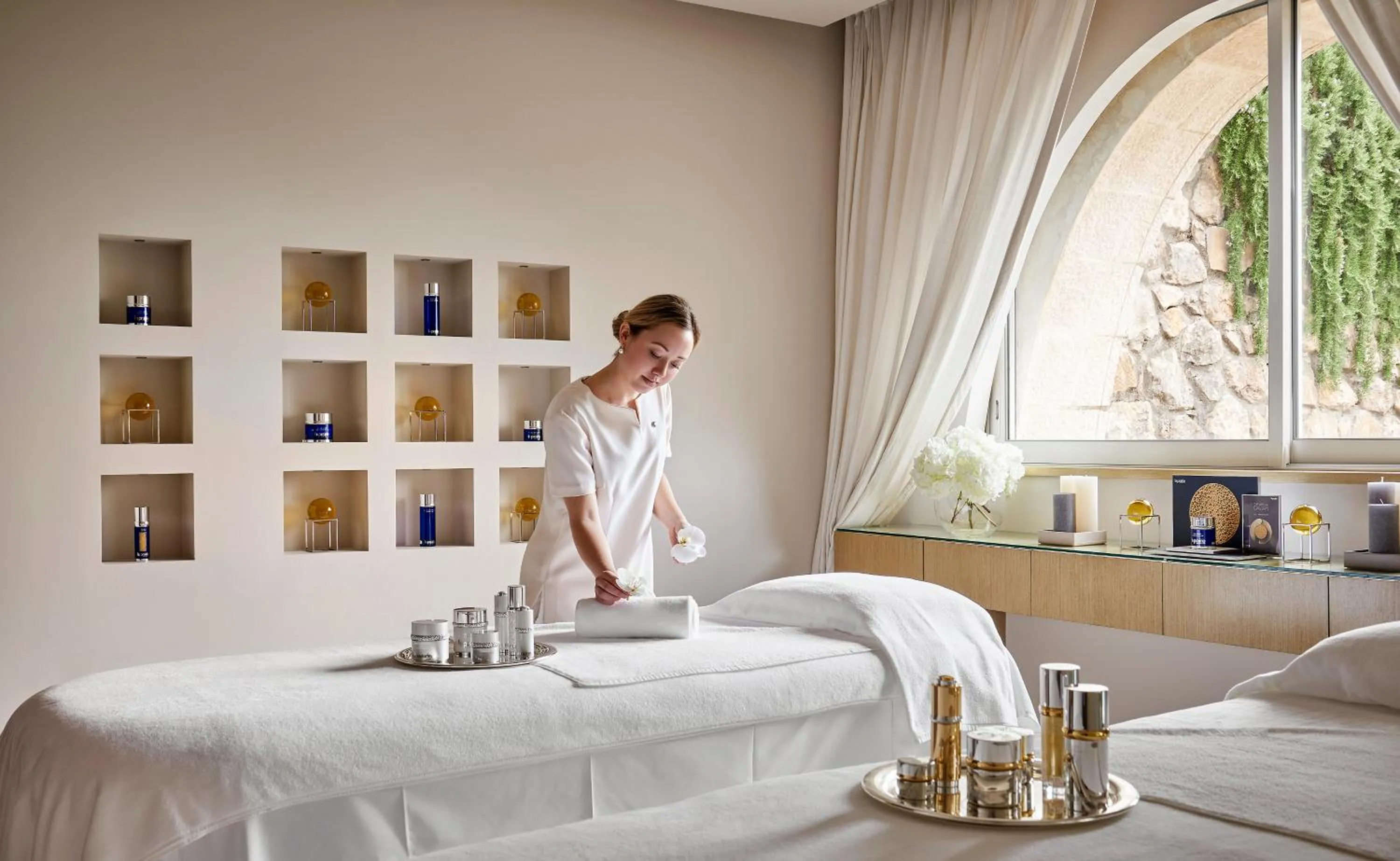 Massage, Bed in Château Saint-Martin & Spa, Oetker Hotels