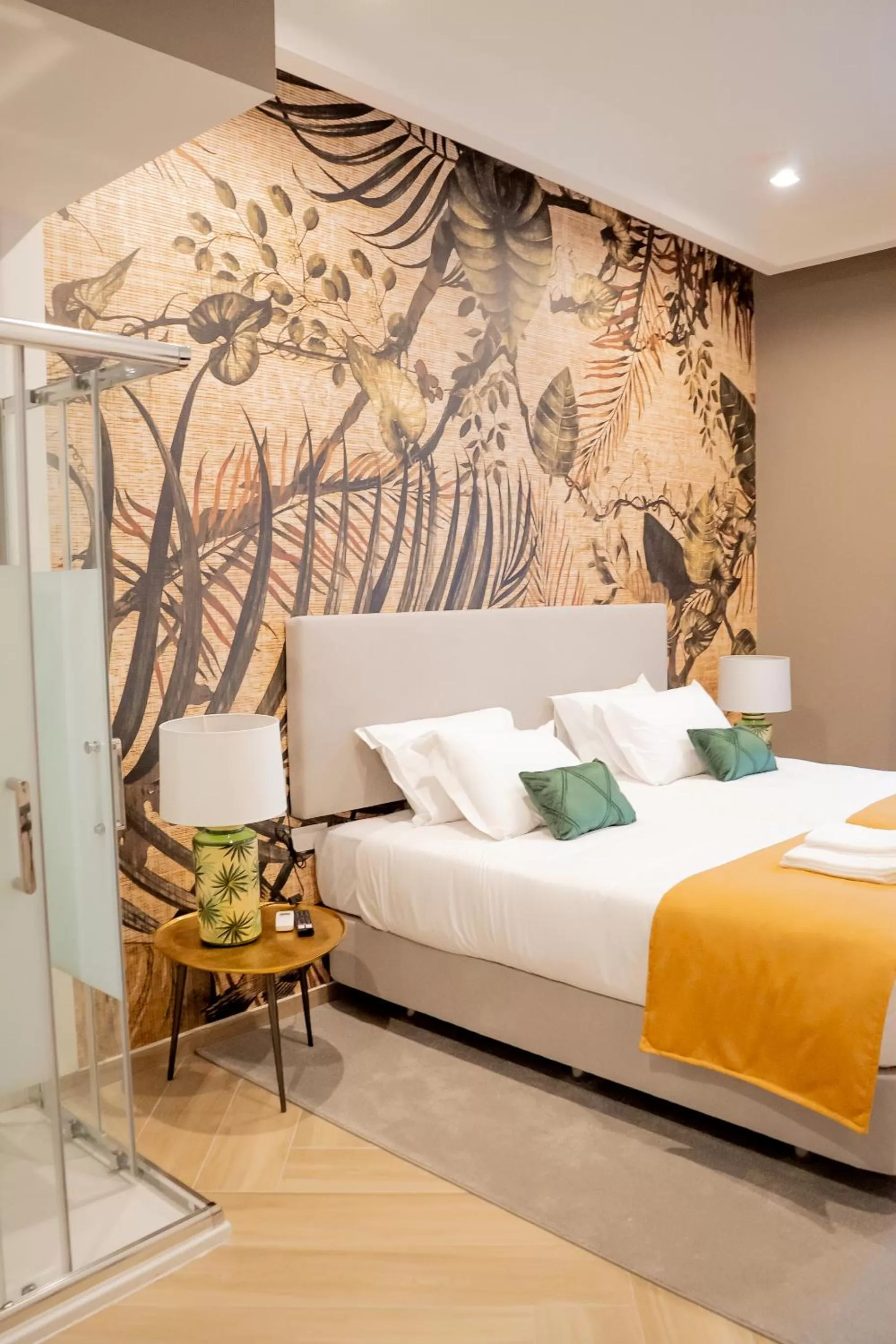 Shower, Bed in Guest House Jacarandá Faro