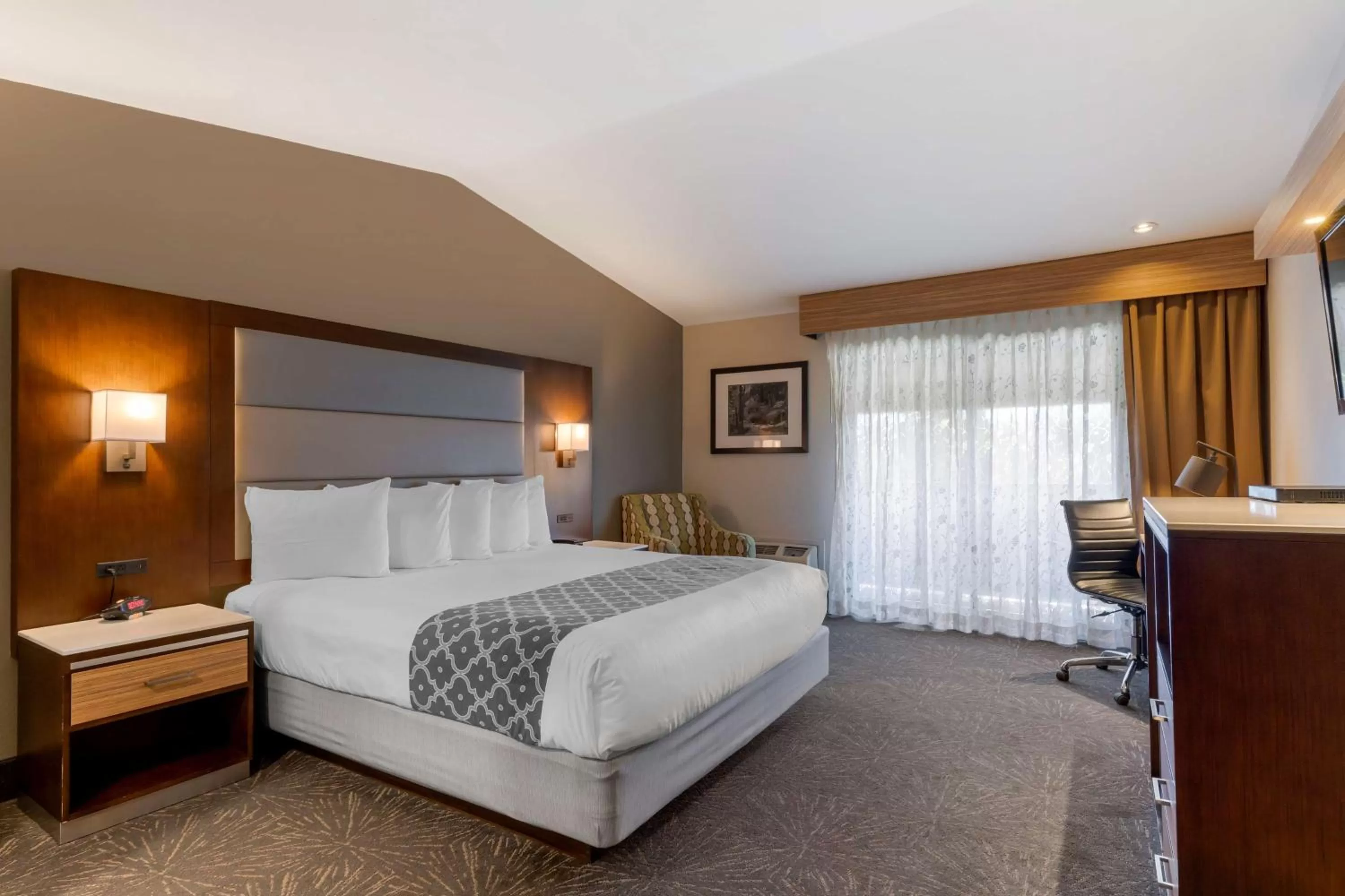 Bedroom, Bed in Best Western Plus Forest Park Inn