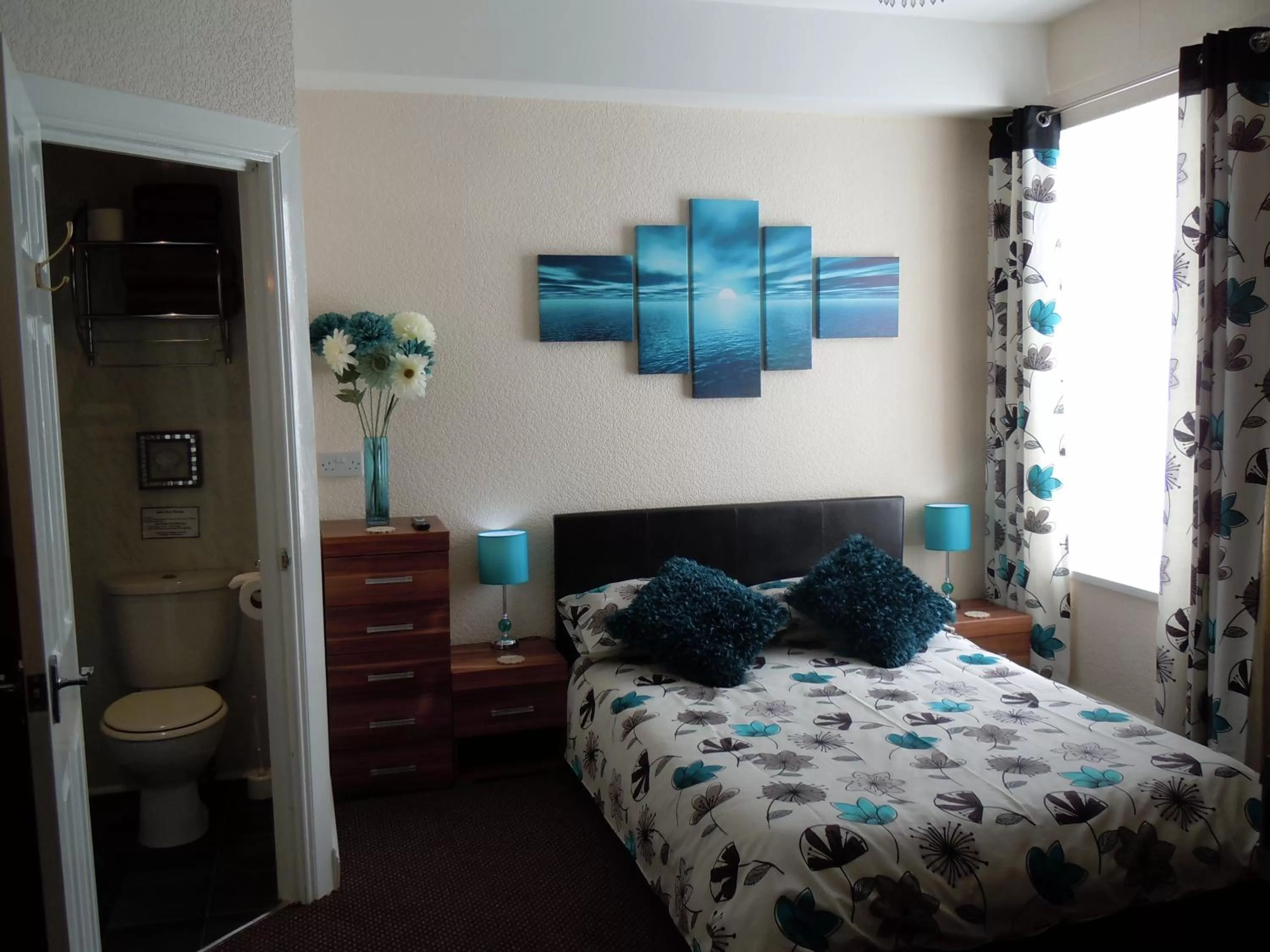 Photo of the whole room, Bed in Springfield Hotel