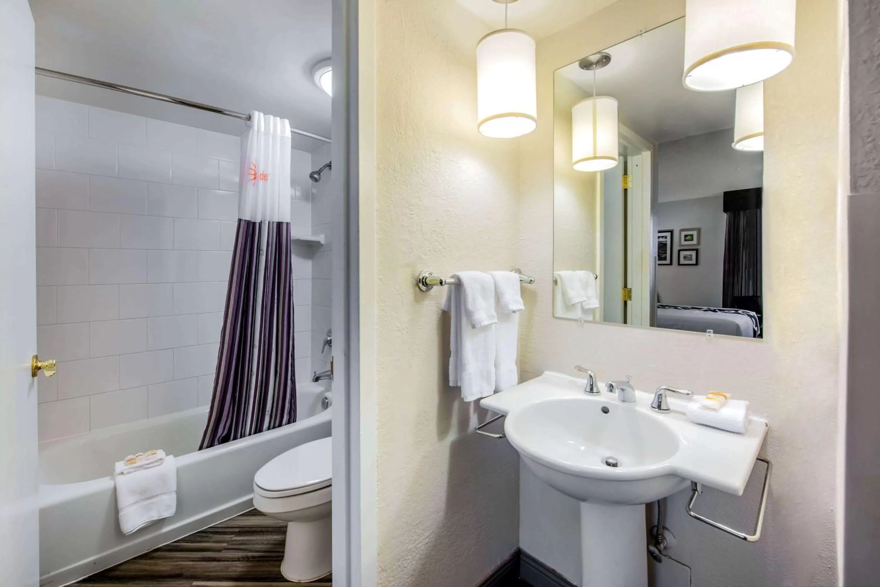 Bathroom in La Quinta by Wyndham Fort Lauderdale Tamarac