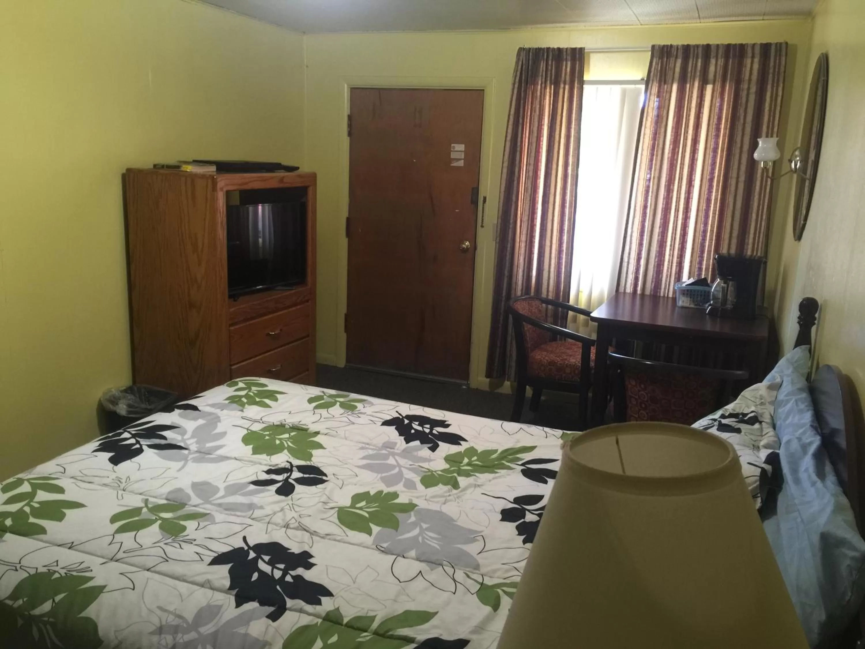 Photo of the whole room, Bed in Budget Inn Motel Chemult