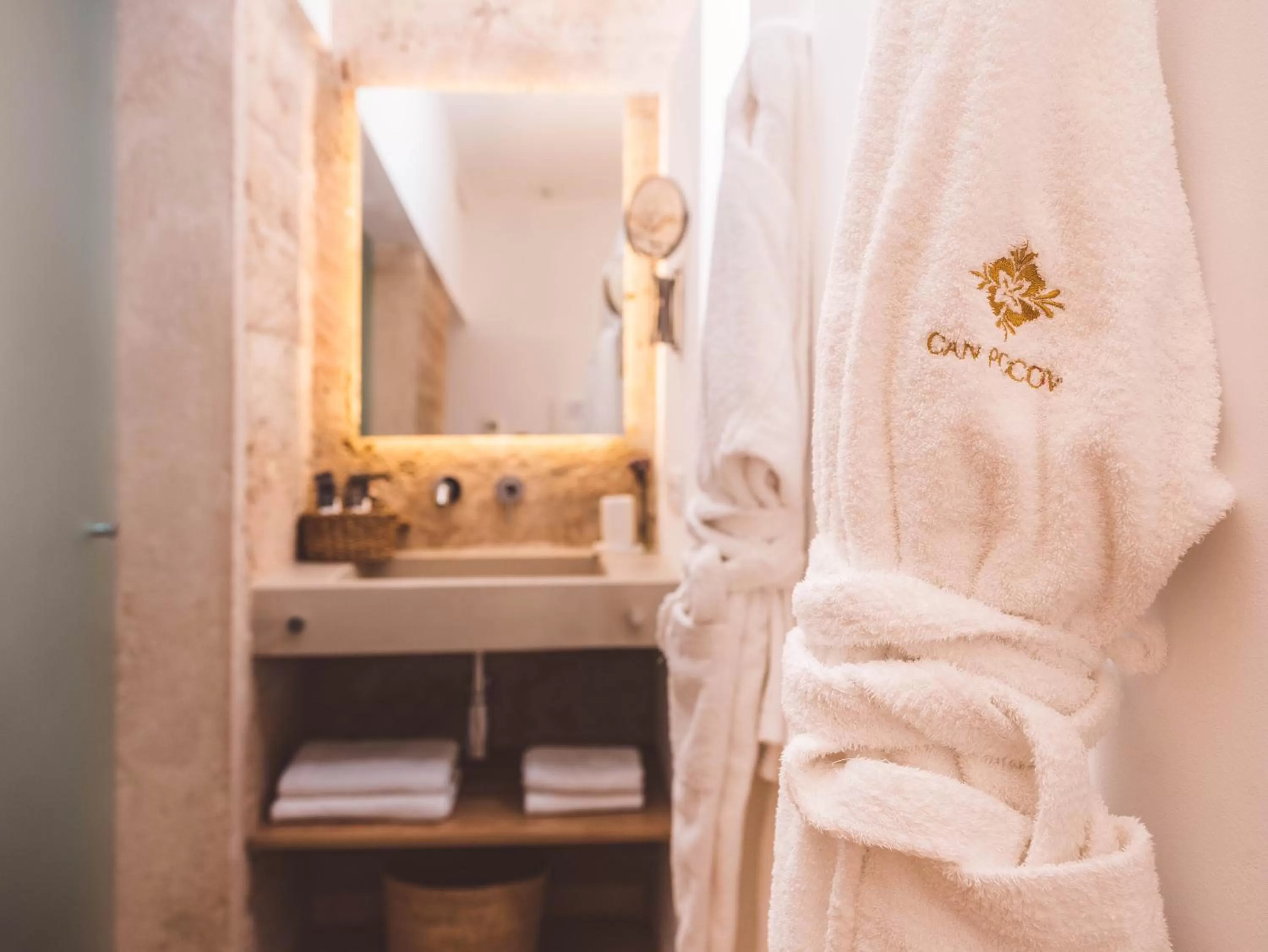 towels in Hotel Boutique Can Pocovi