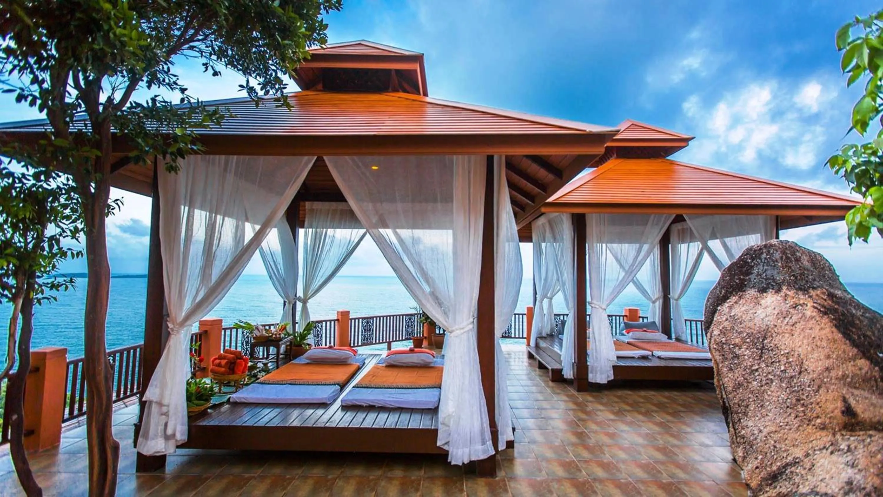 Balcony/Terrace, Bed in Samui Bayview Resort & Spa - SHA Plus