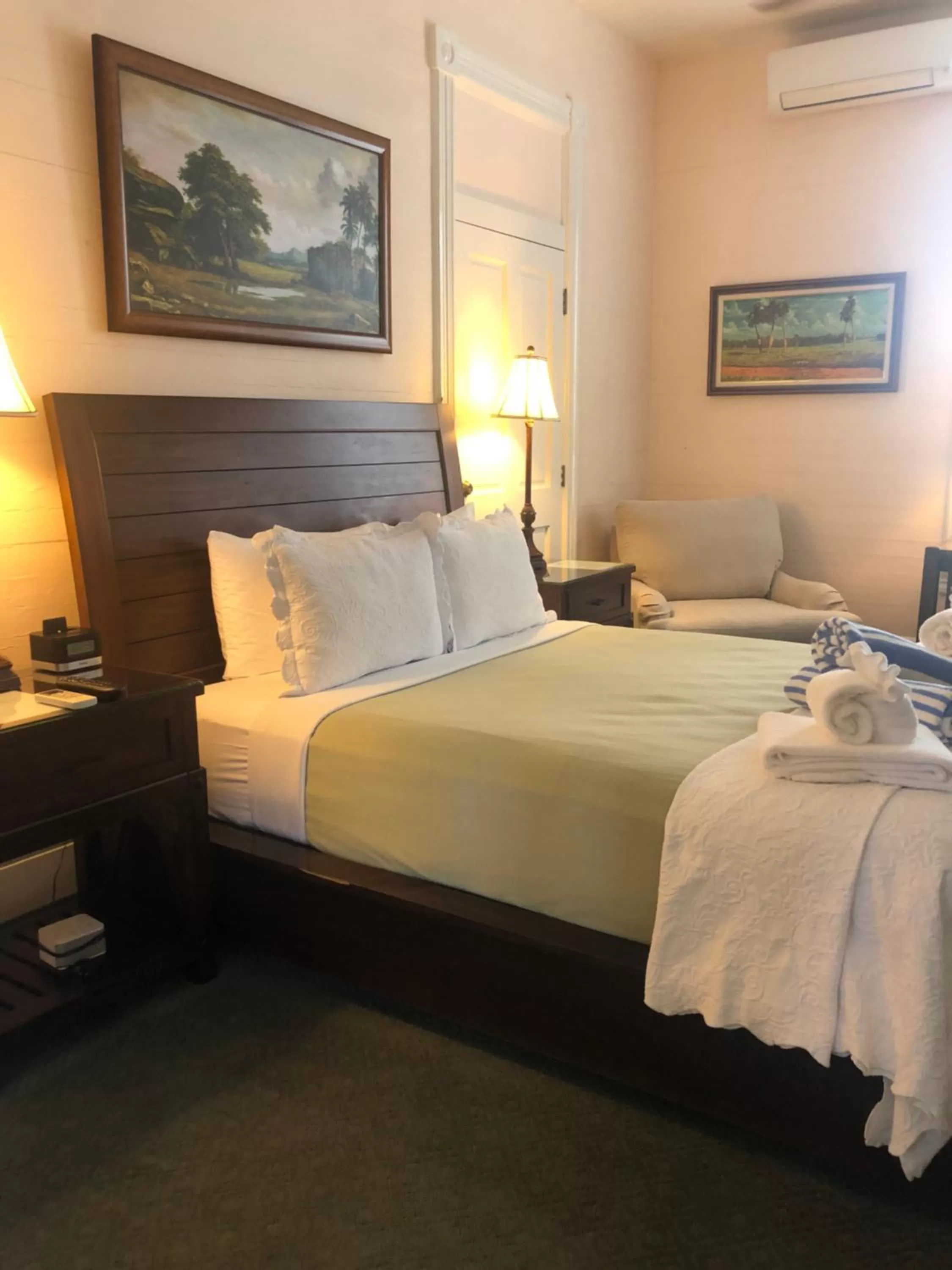 Bed in The Conch House Heritage Inn