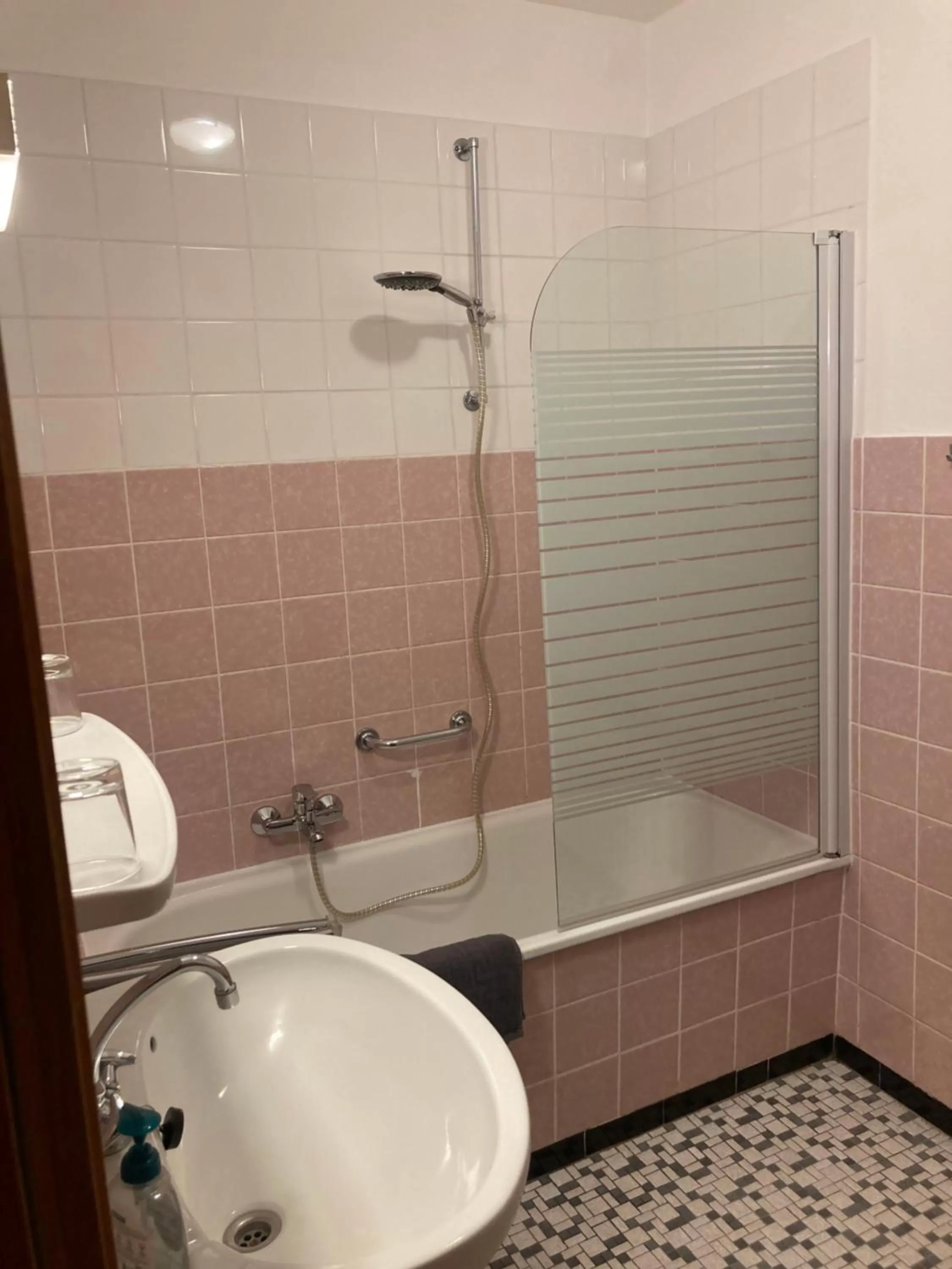 Shower in Bed & Breakfast Weisser Stein