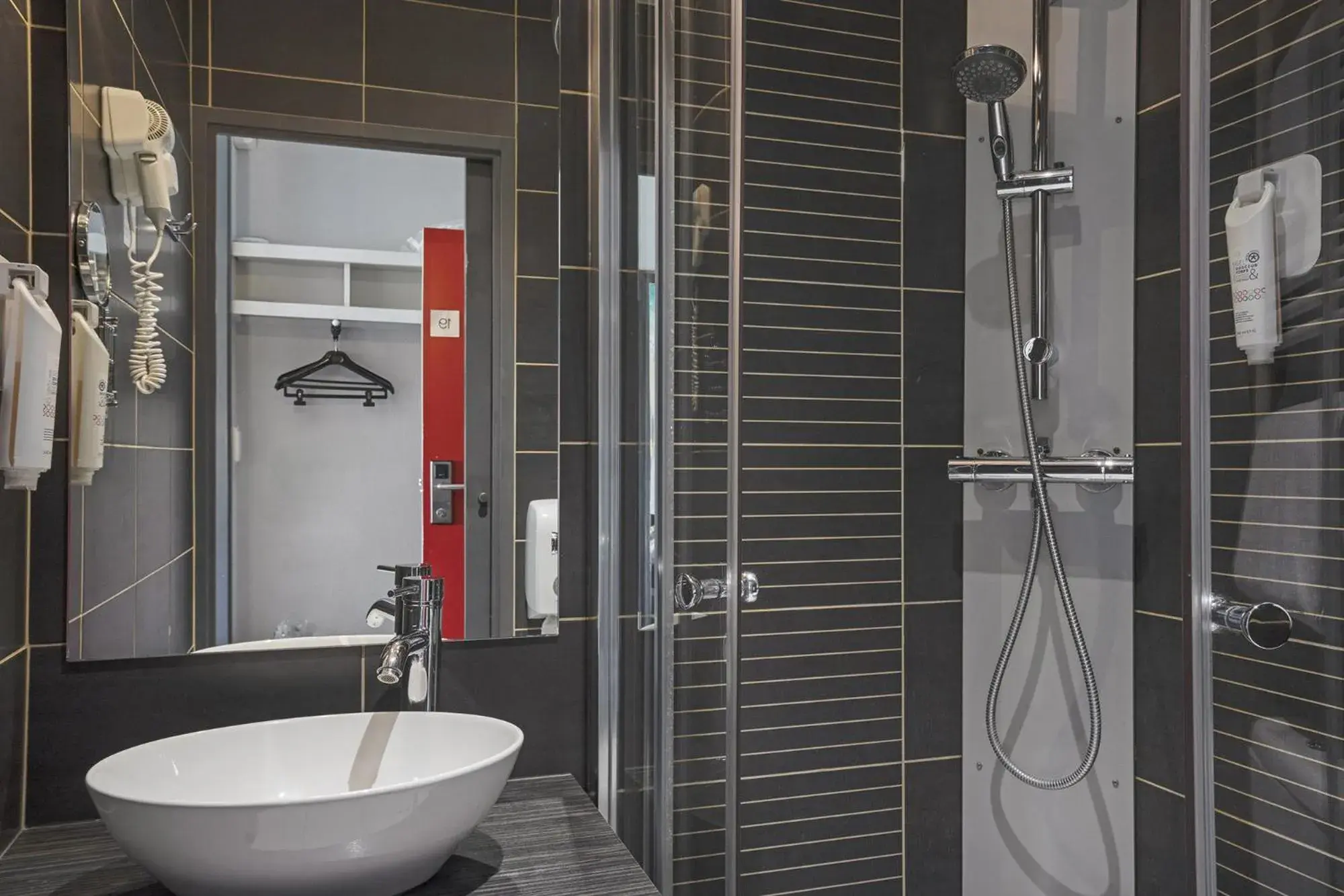 Twin Room in The Originals Boutique, Hôtel Le Pillebois, Bourg-en-Bresse Nord Twin Room in The Originals Boutique, Hôtel Le Pillebois, Bourg-en-Bresse Nord