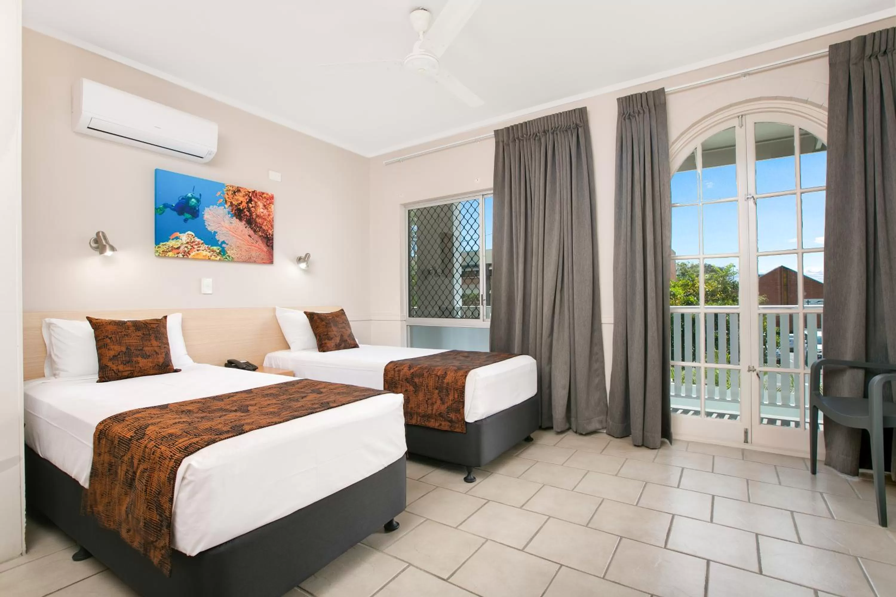 Standard Twin Room in Comfort Inn Cairns City