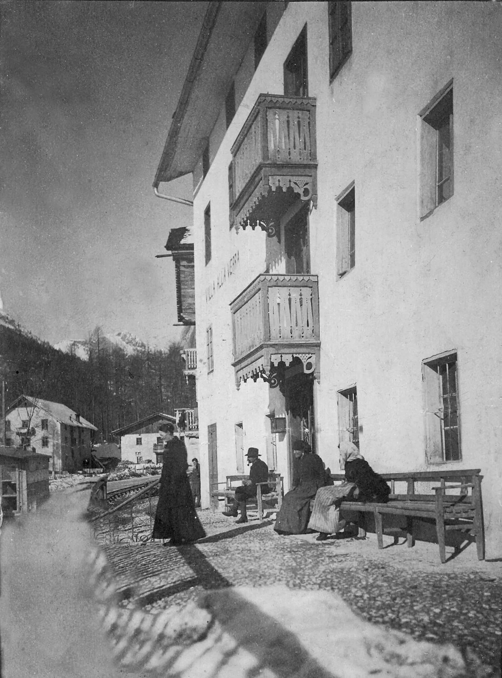 Property building in Hotel Des Alpes