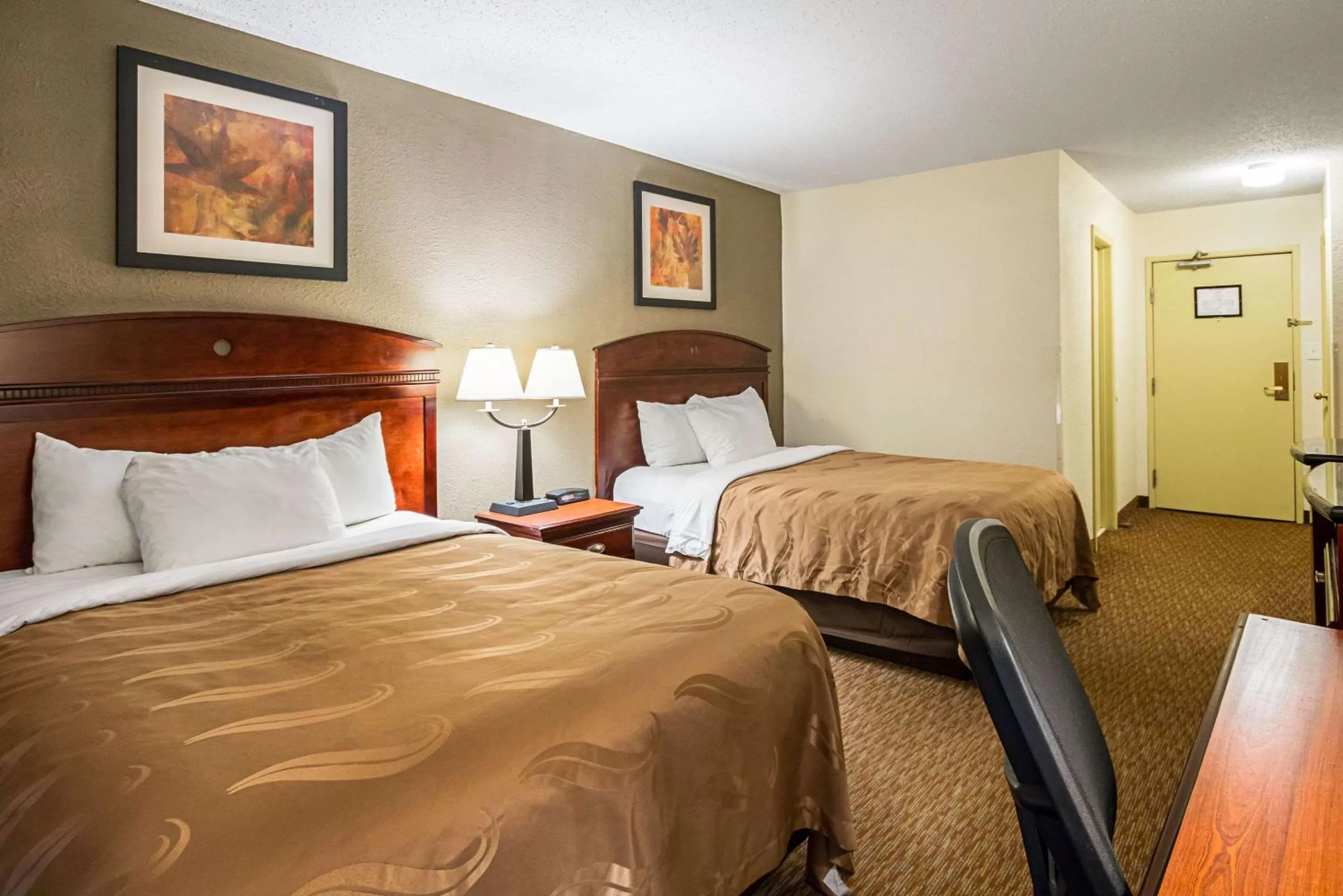 Photo of the whole room, Bed in Quality Inn Fairmont