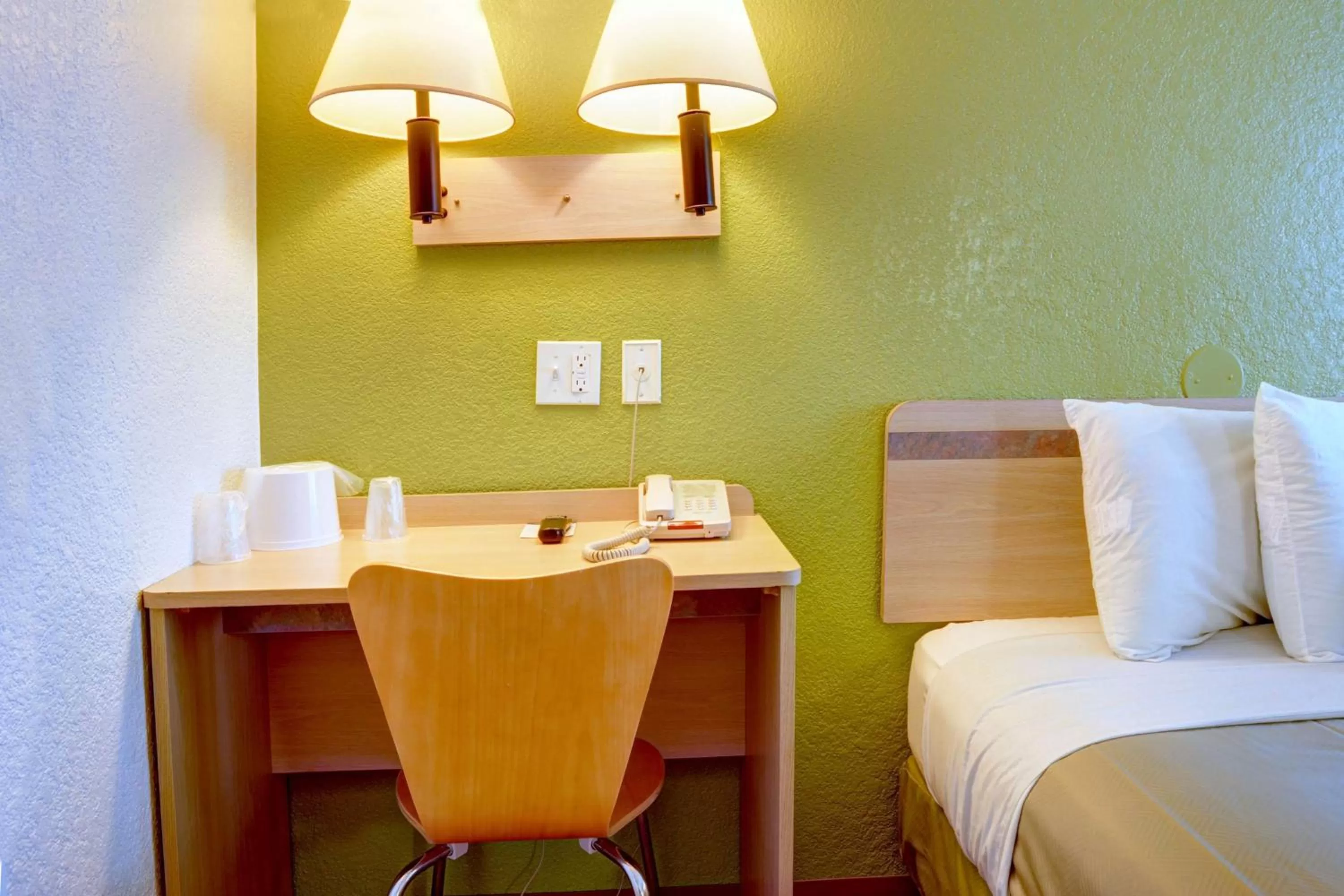 TV and multimedia, Bed in Motel 6-Eugene, OR - South Springfield