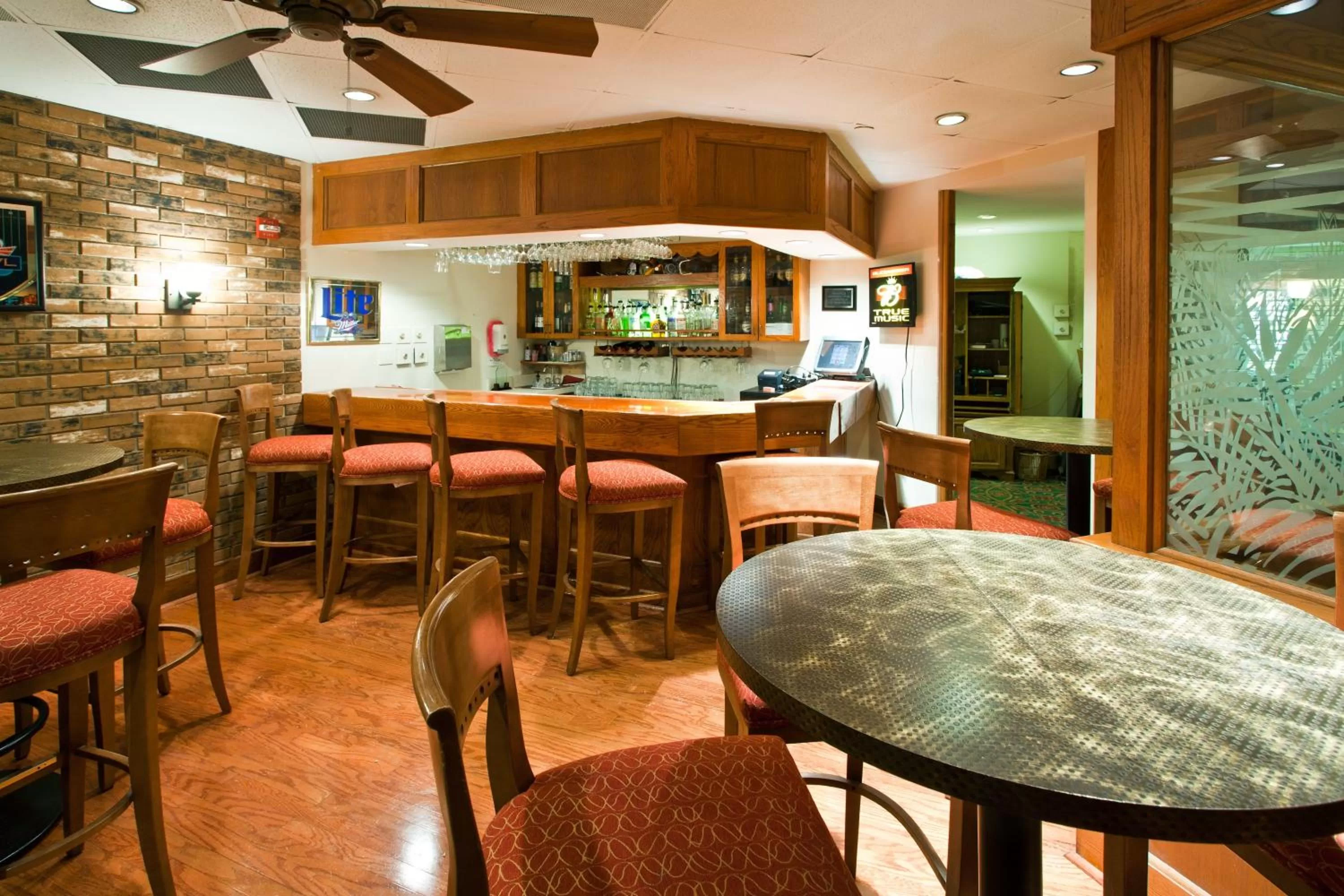 Lounge or bar in Holiday Inn Port St. Lucie by IHG