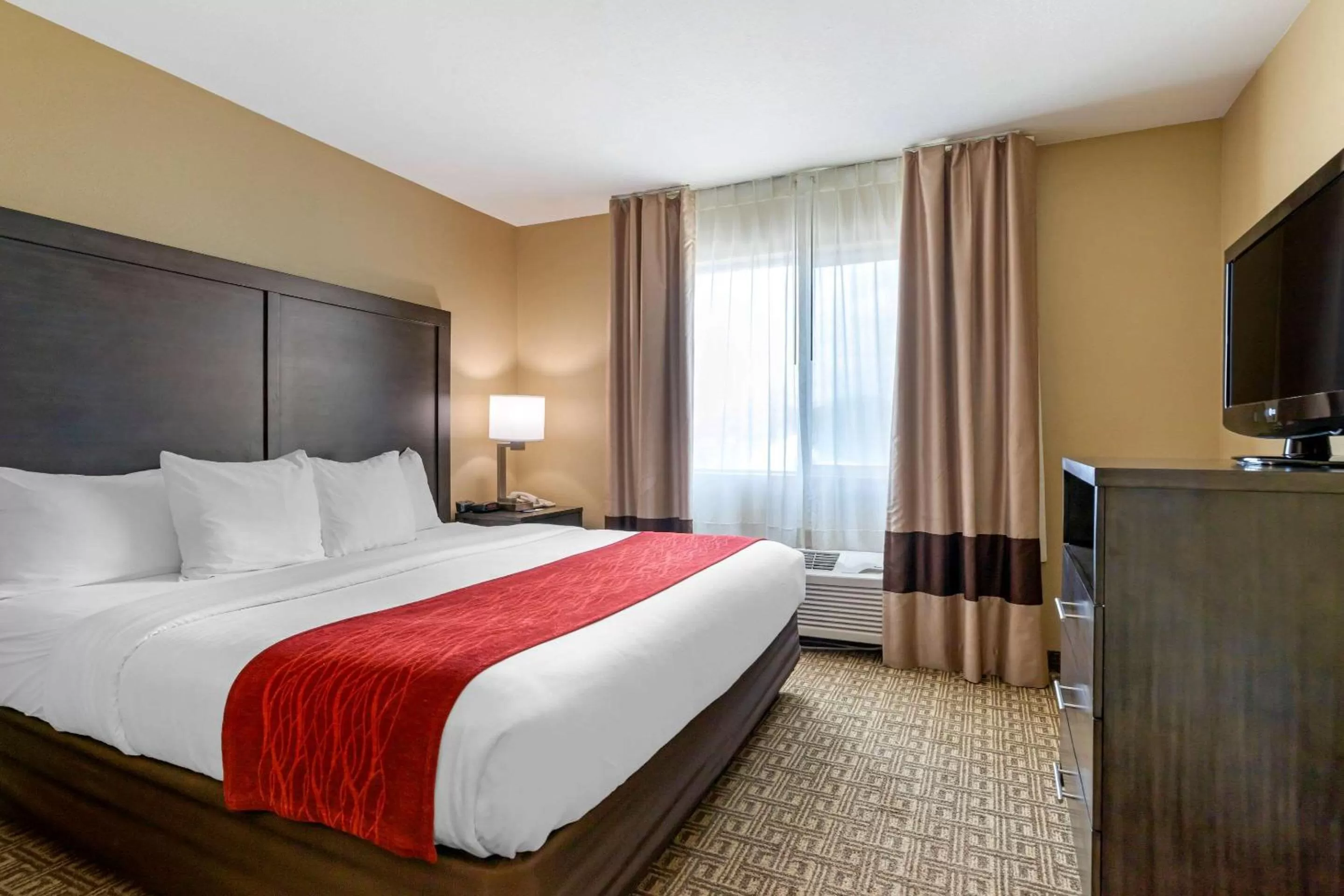 Photo of the whole room, Bed in Comfort Inn & Suites Ponca City near Marland Mansion