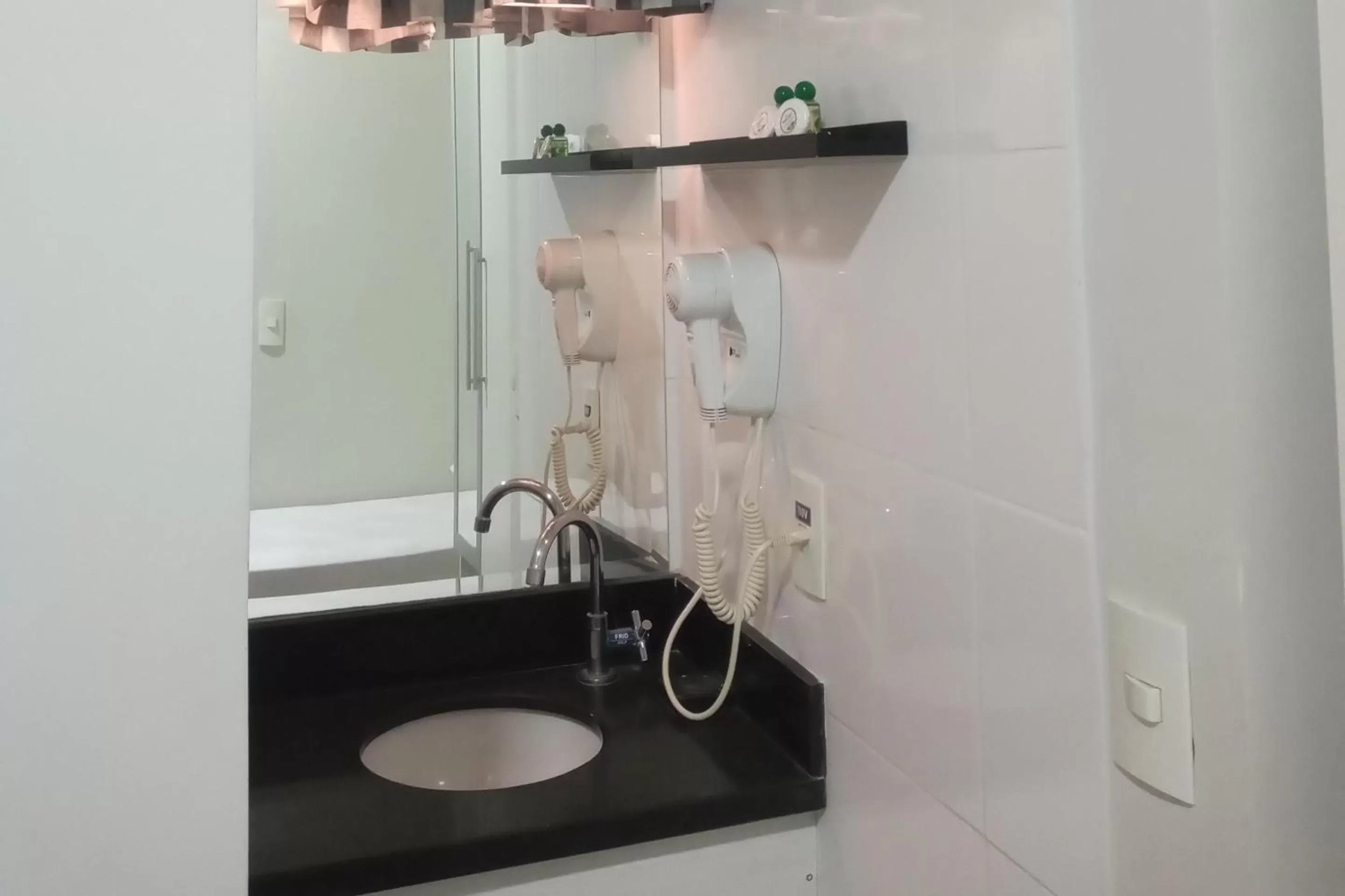 Bathroom in Compacto Hotel