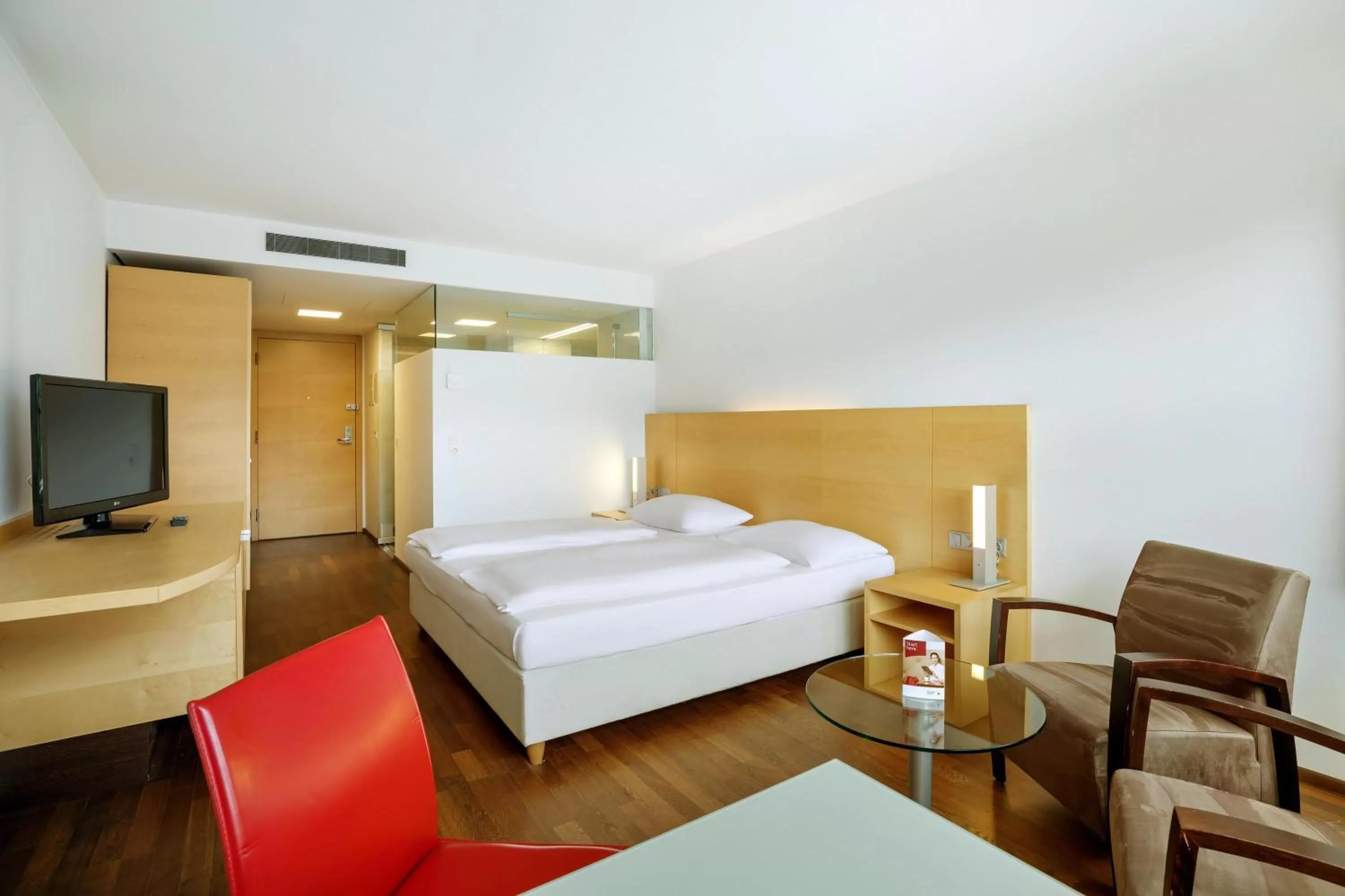 Photo of the whole room, Bed in Austria Trend Hotel Congress Innsbruck