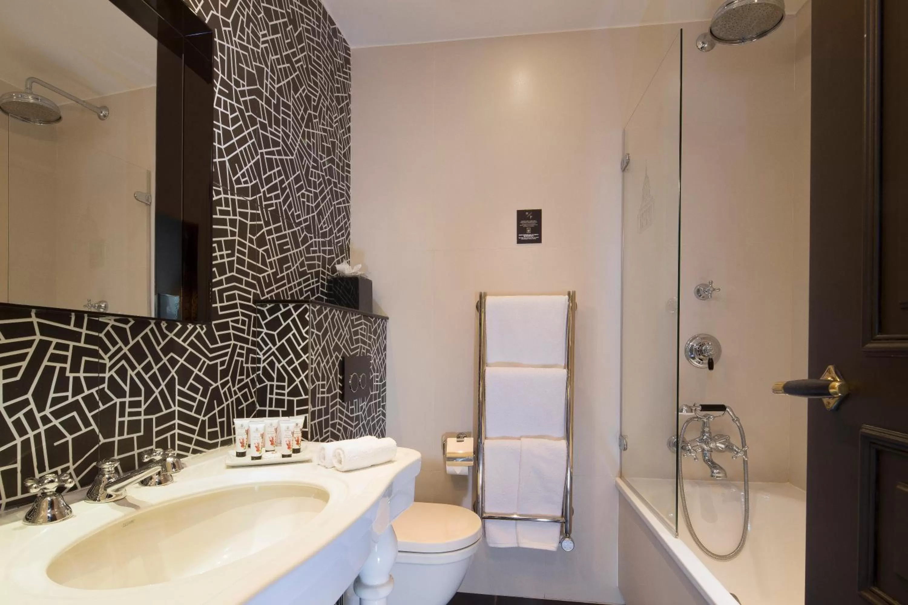 Bathroom in Hôtel Les Dames du Panthéon